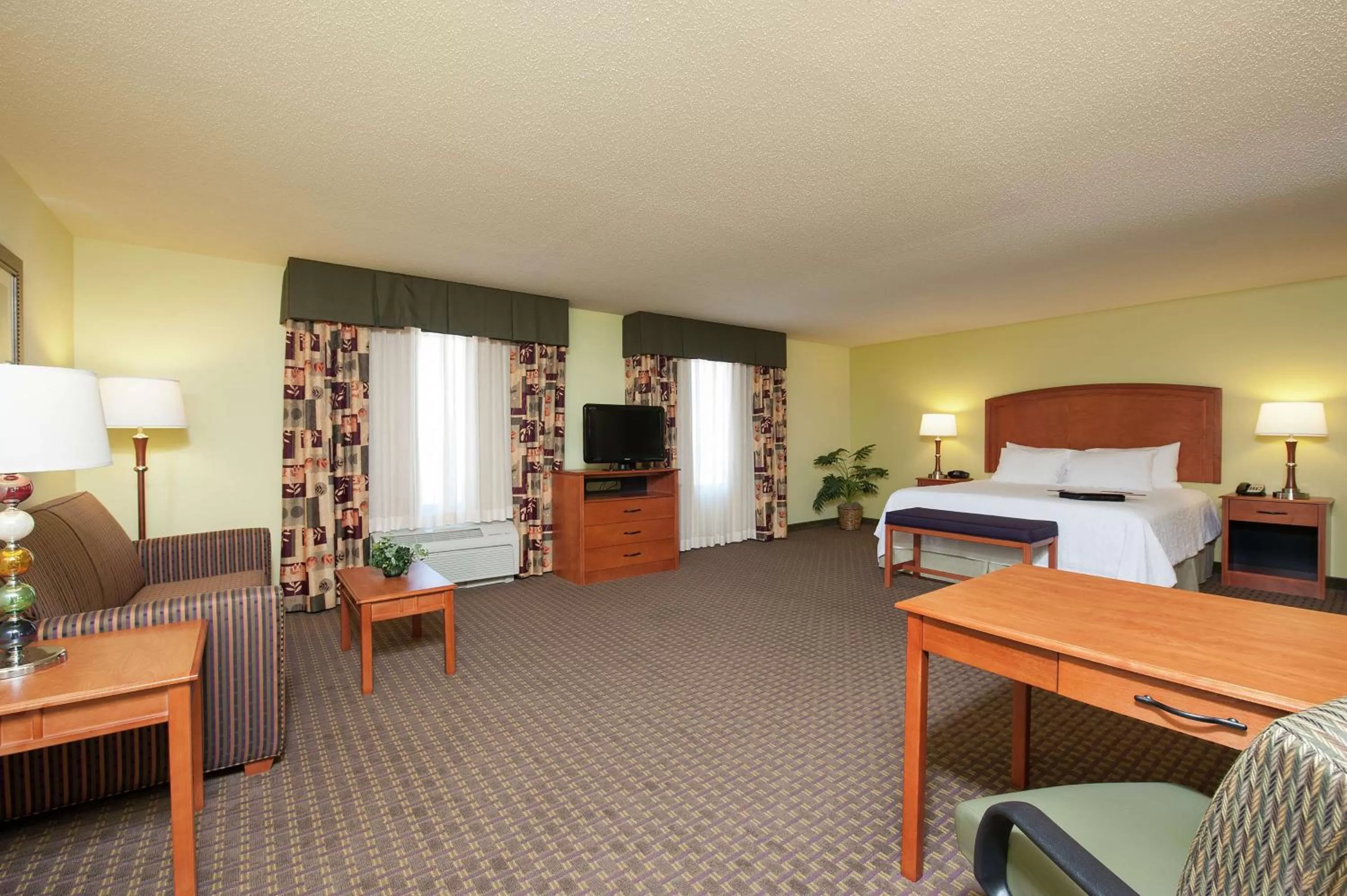 Bedroom, Bed in Hampton Inn Macomb