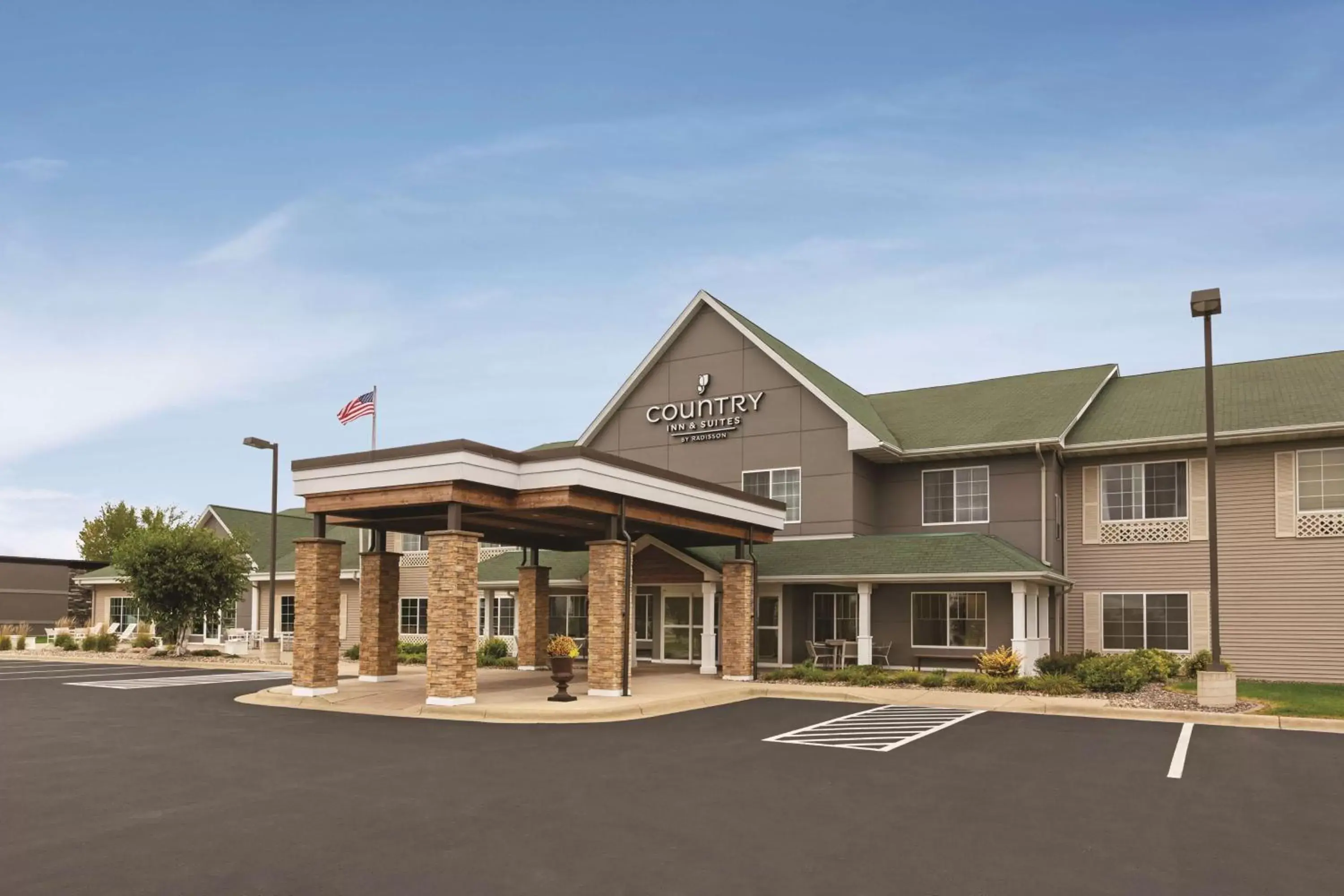 Property building in Country Inn & Suites by Radisson, Willmar, MN