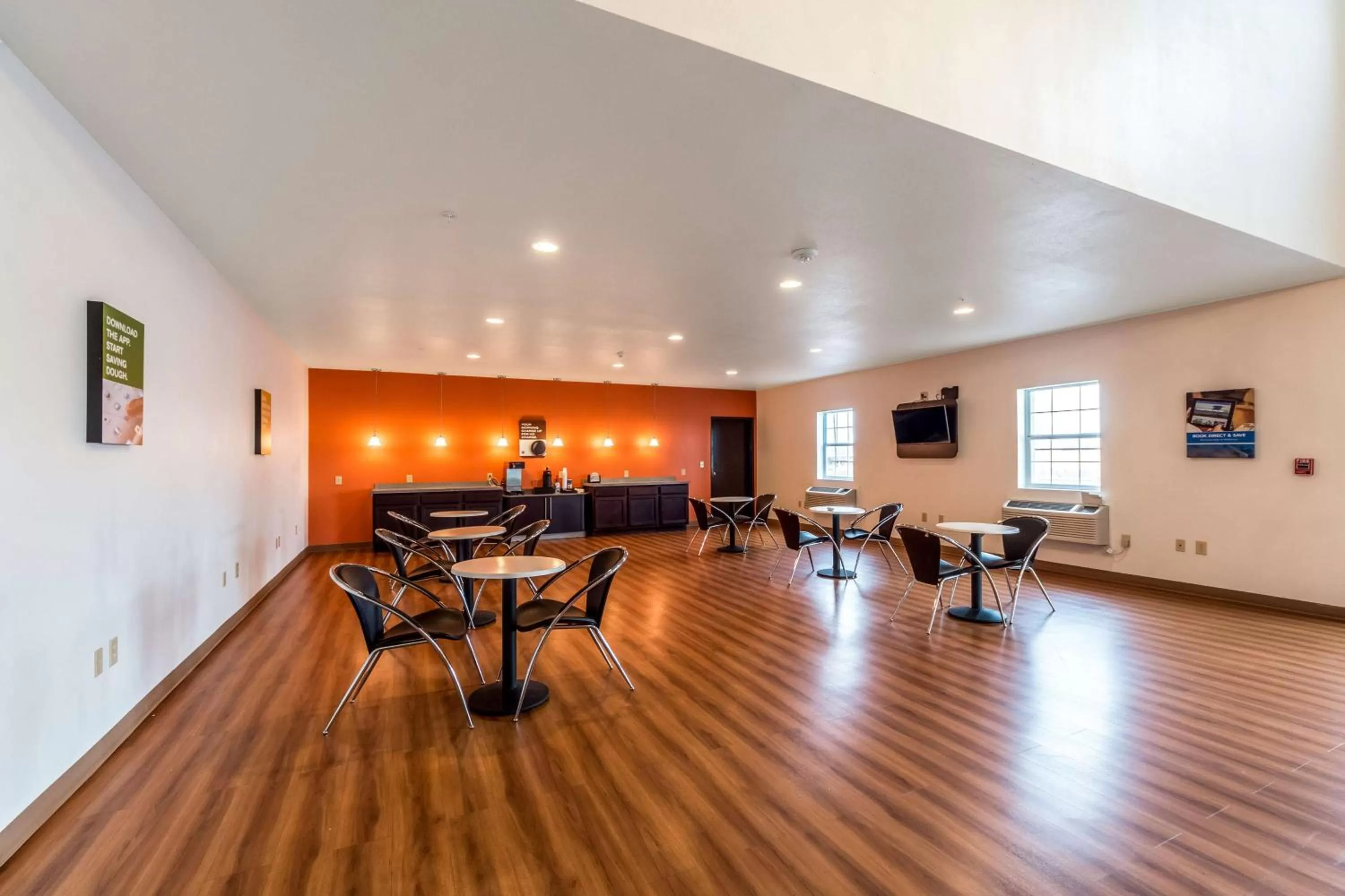 Communal lounge/ TV room in Motel 6-Jourdanton, TX