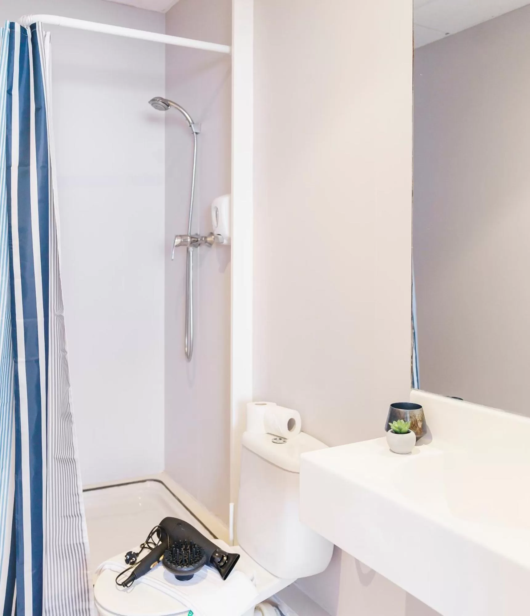 Toilet in BYPILLOW Mumm