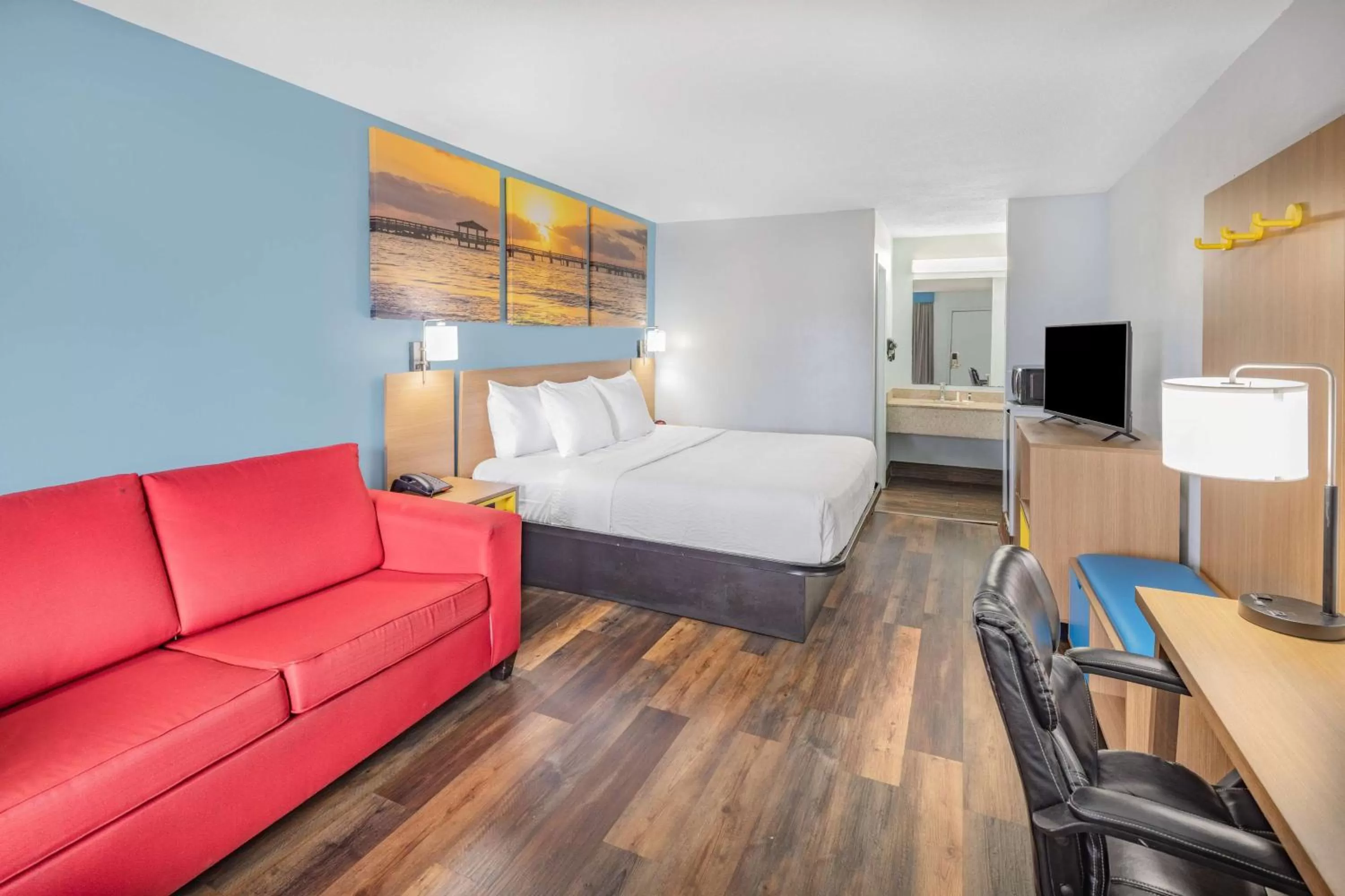 Photo of the whole room, Bed in Days Inn by Wyndham Pensacola I-10