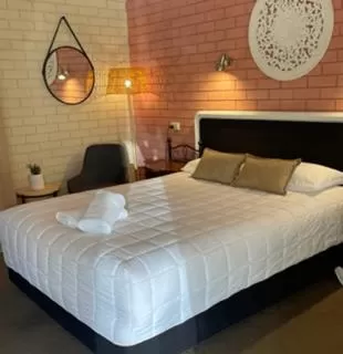 Queen Room - single occupancy in Estelle Kramer Motel