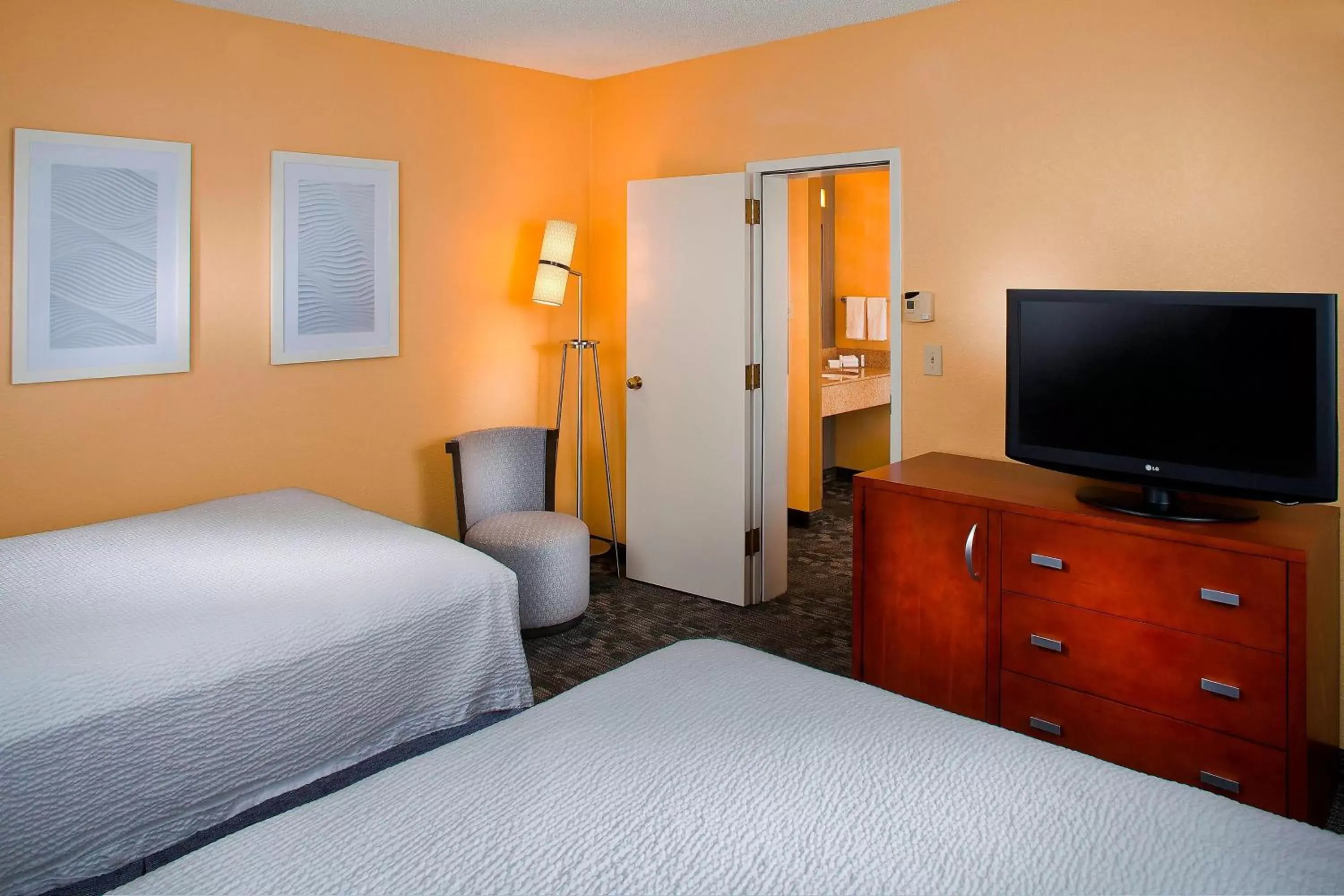 Bedroom, TV/Entertainment Center in Courtyard by Marriott Huntsville University Drive