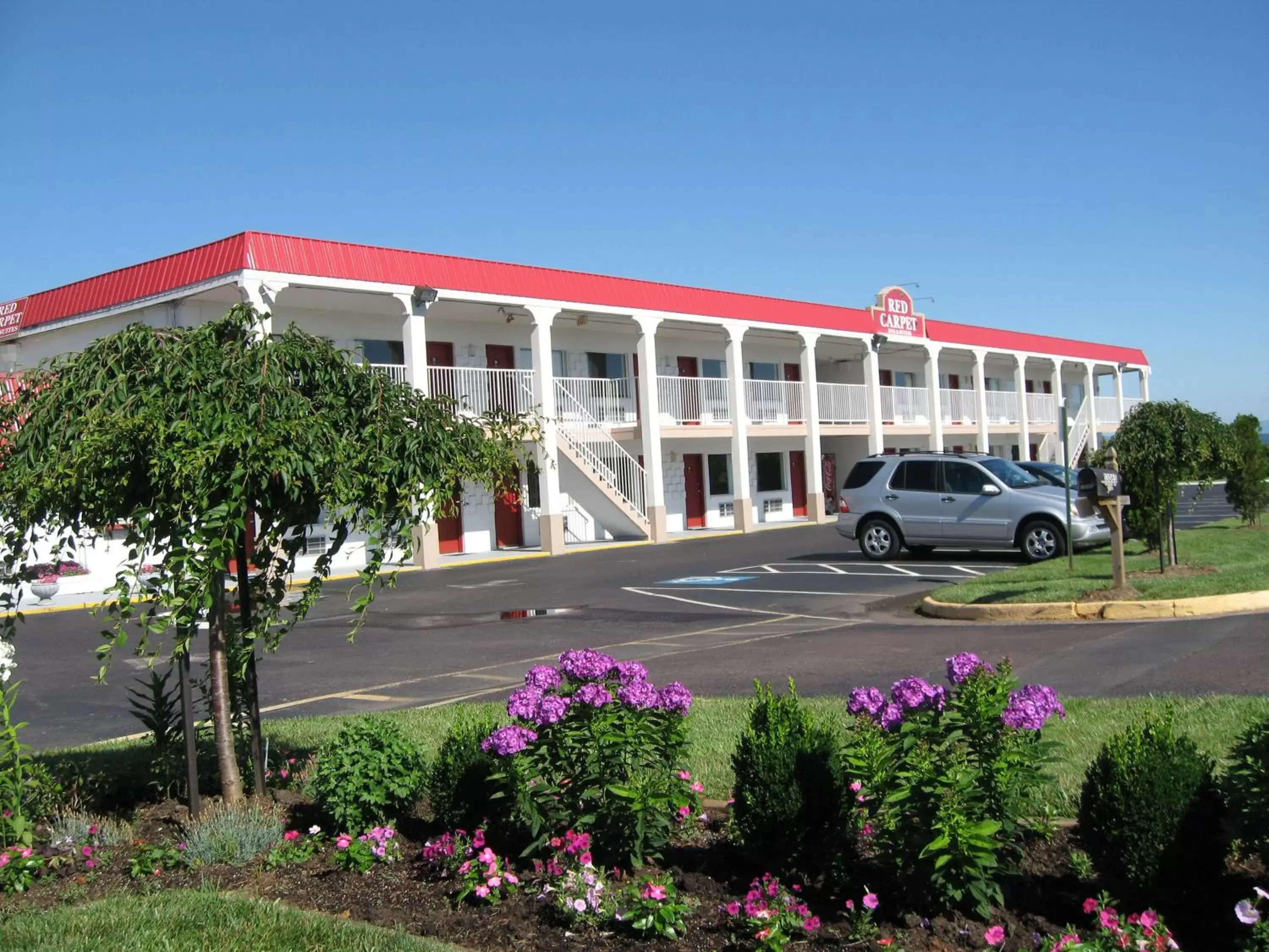 Facade/entrance, Property Building in Red Carpet Inn and Suites Culpeper