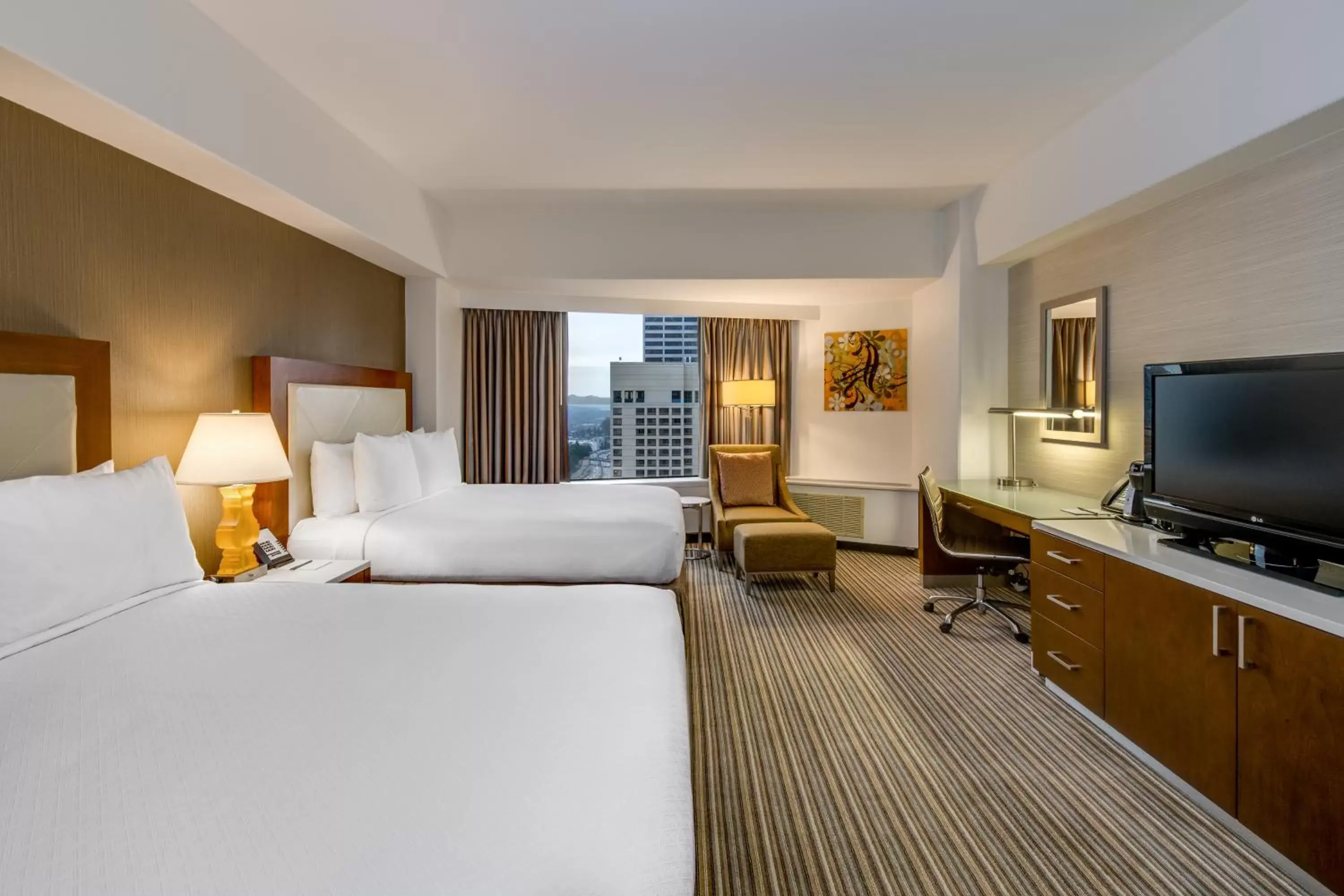 Bedroom, TV/Entertainment Center in Crowne Plaza Seattle, an IHG Hotel with no Resort Fee