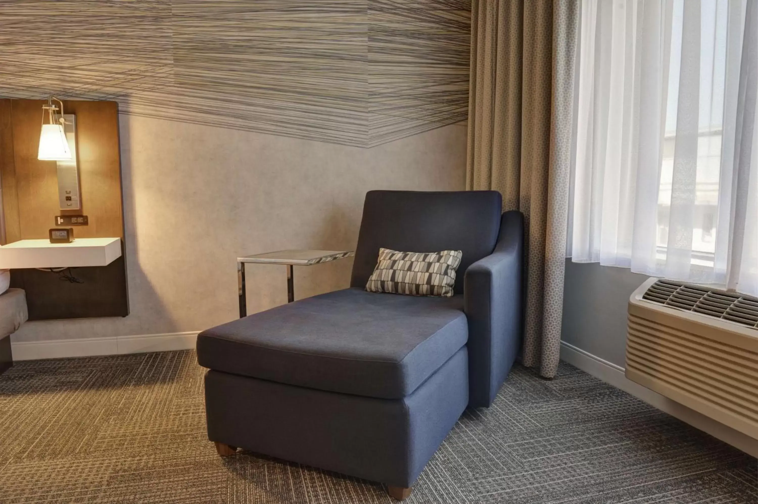 Living room, Bed in Hampton Inn & Suites By Hilton Quebec City /Saint-Romuald