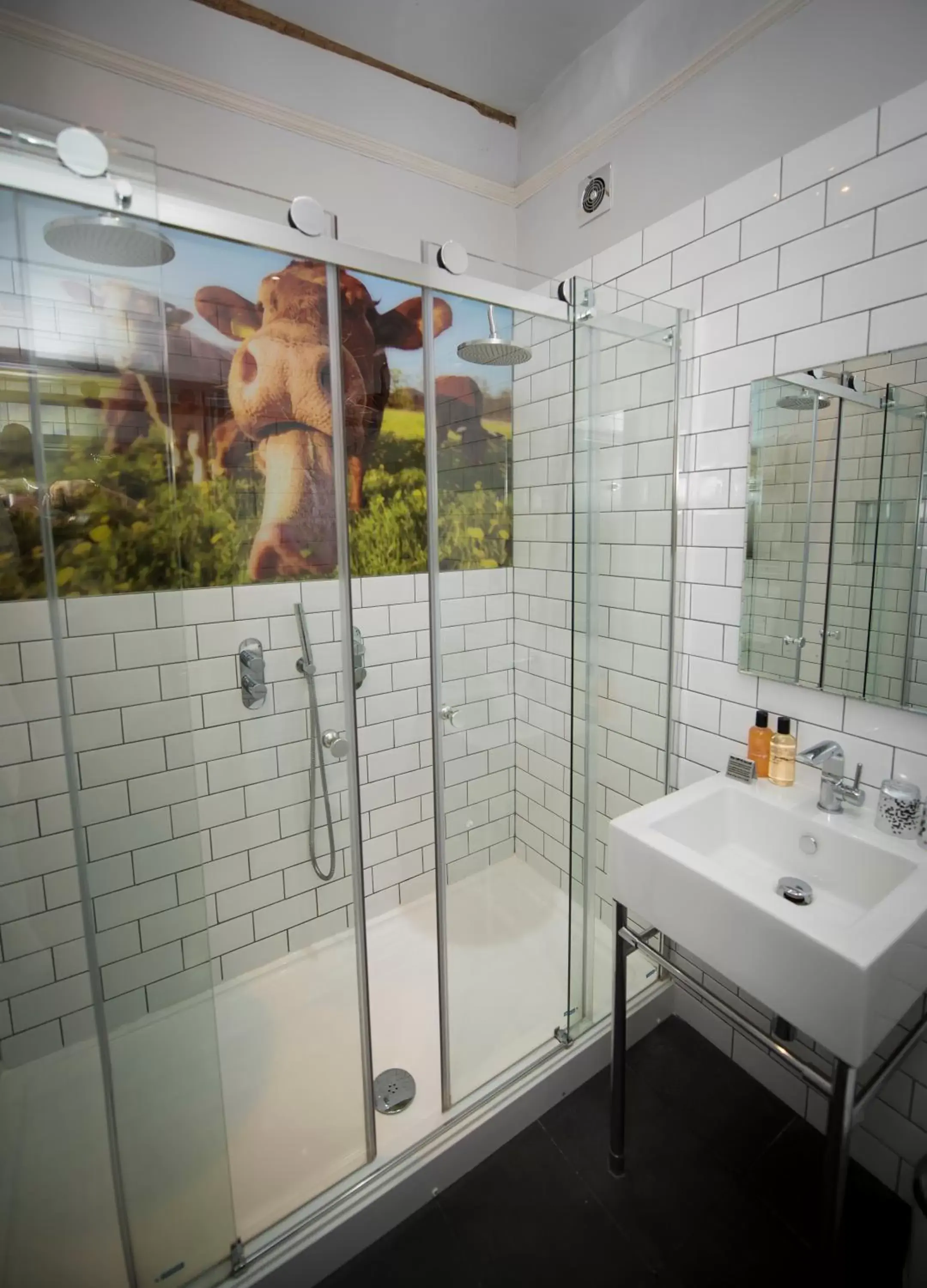 Shower, Bathroom in The Bull Inn