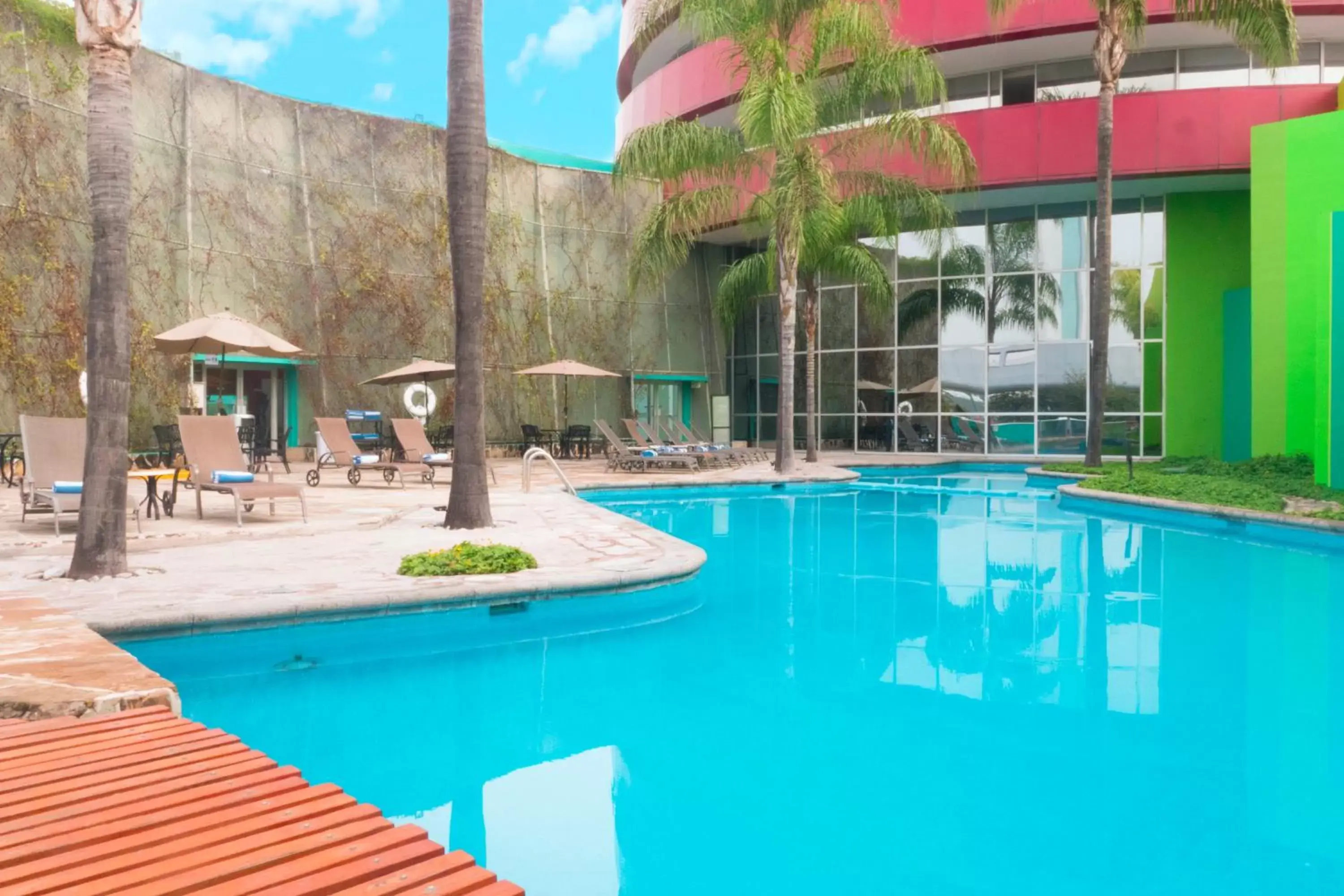 Swimming Pool in Holiday Inn Monterrey-Parque Fundidora, an IHG Hotel