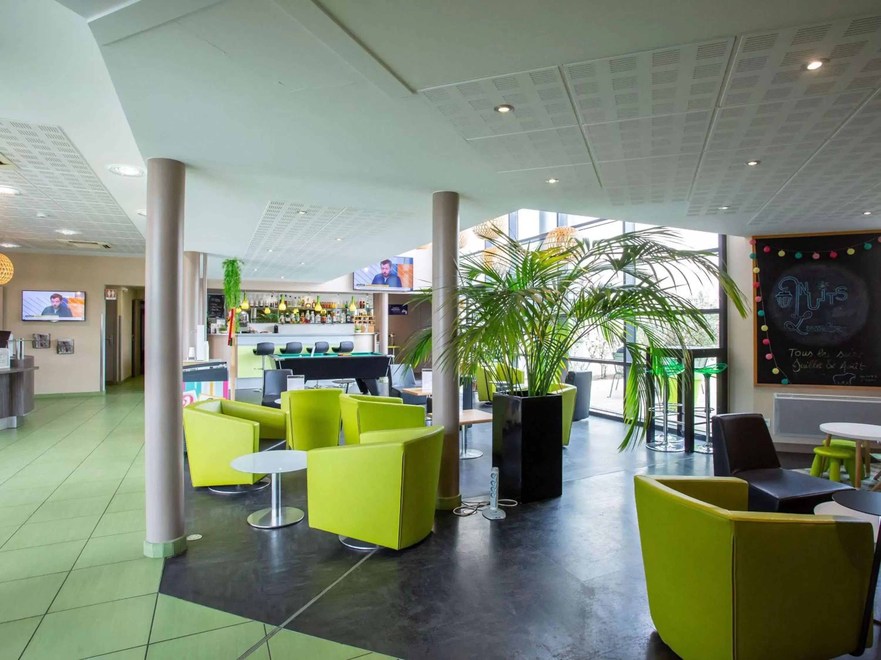 Lounge or bar in ibis Styles Bourges