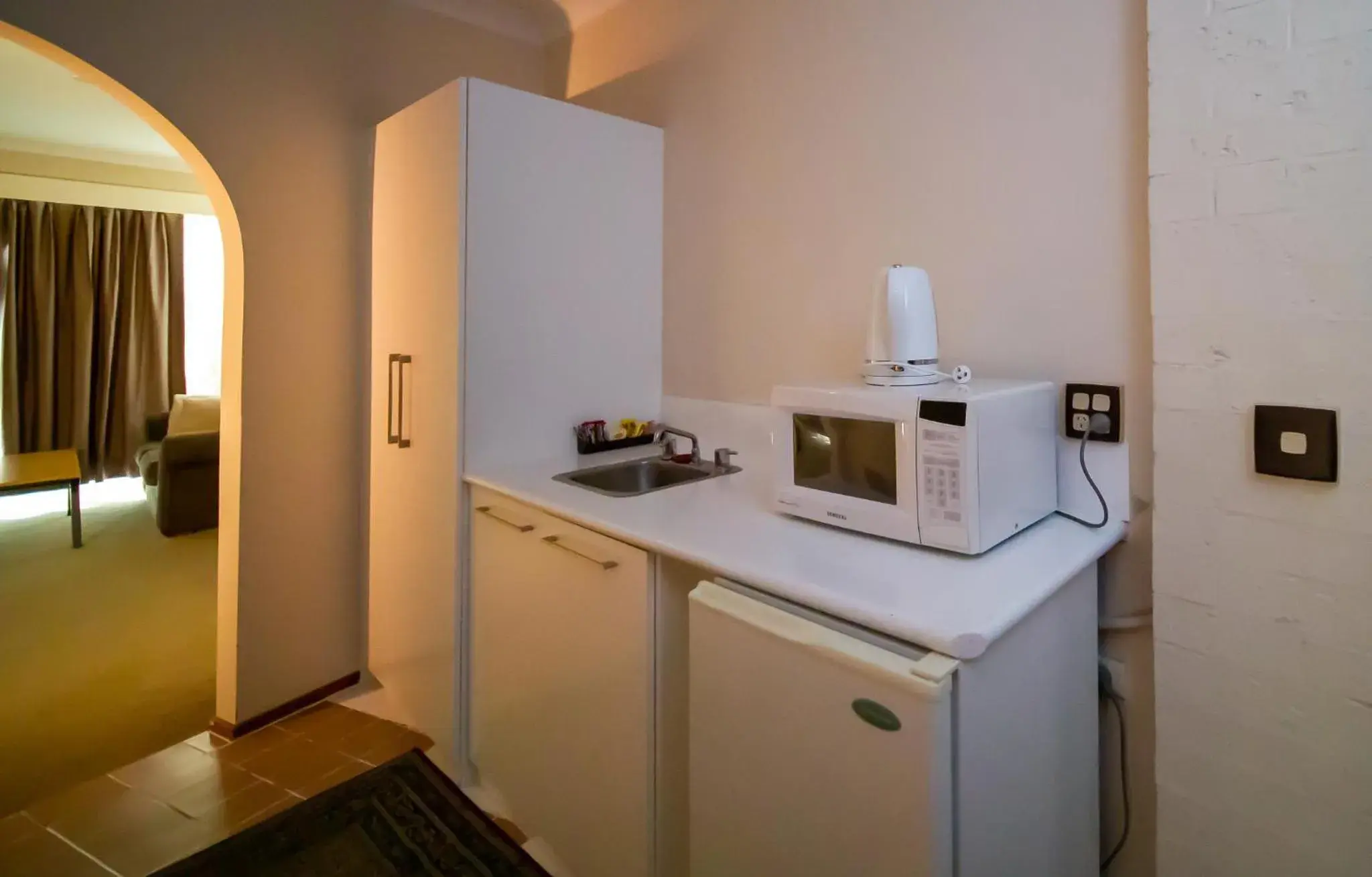 Kitchen or kitchenette, Kitchen/Kitchenette in Hamilton's Queanbeyan Motel