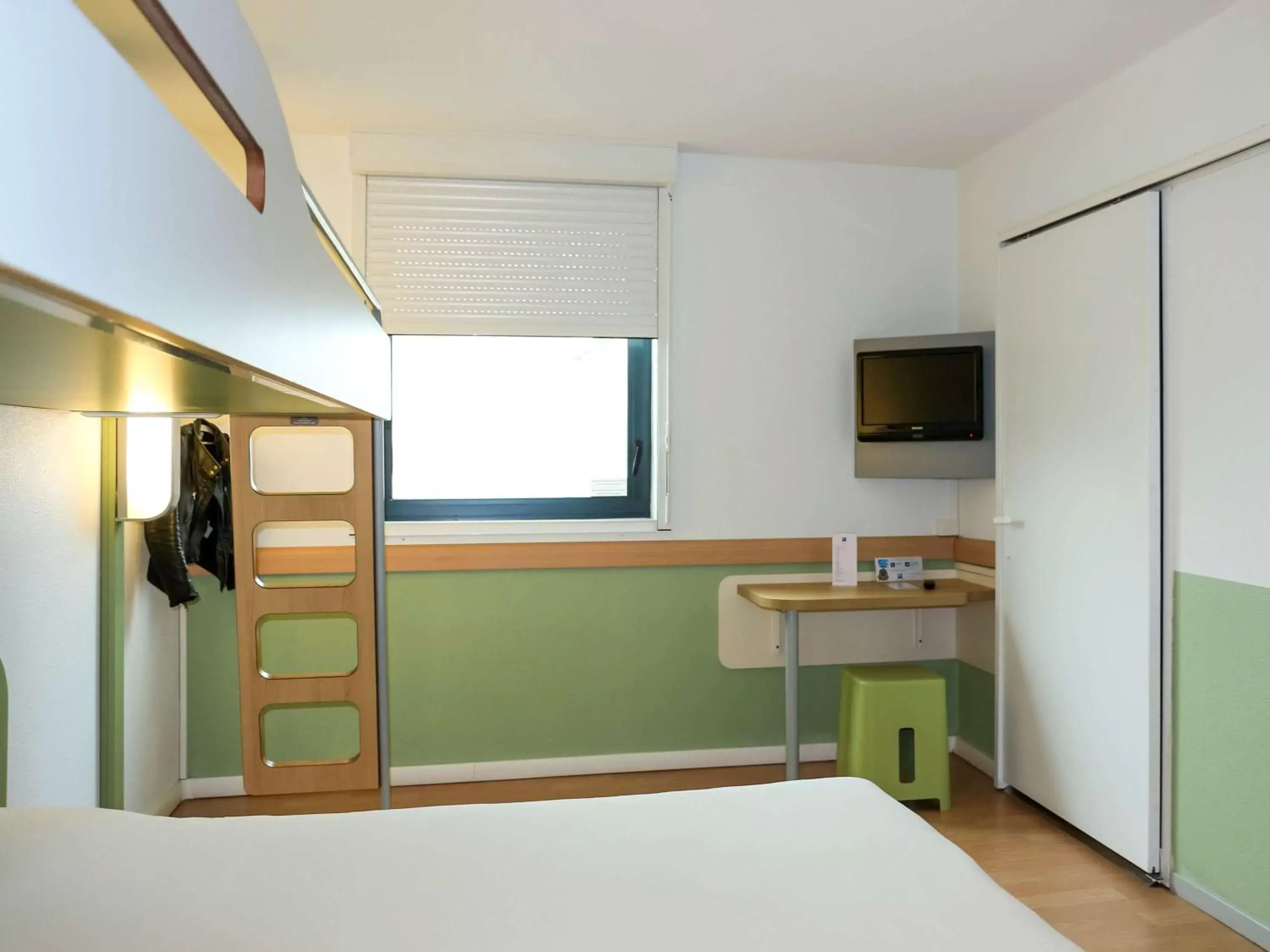 Photo of the whole room, TV/Entertainment Center in ibis budget Castelnaudary - A61
