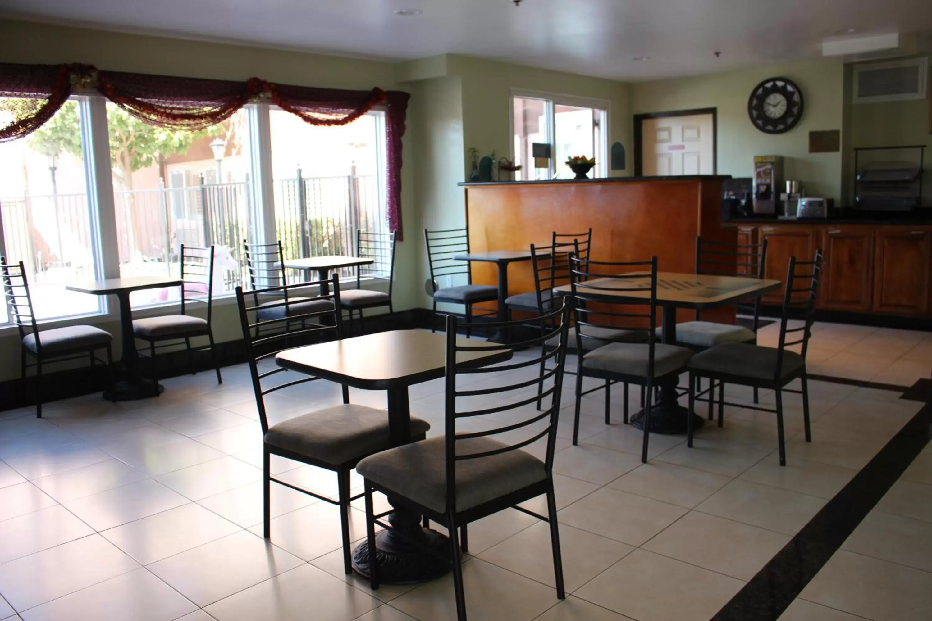 Lounge/Bar in Rodeway Inn & Suites