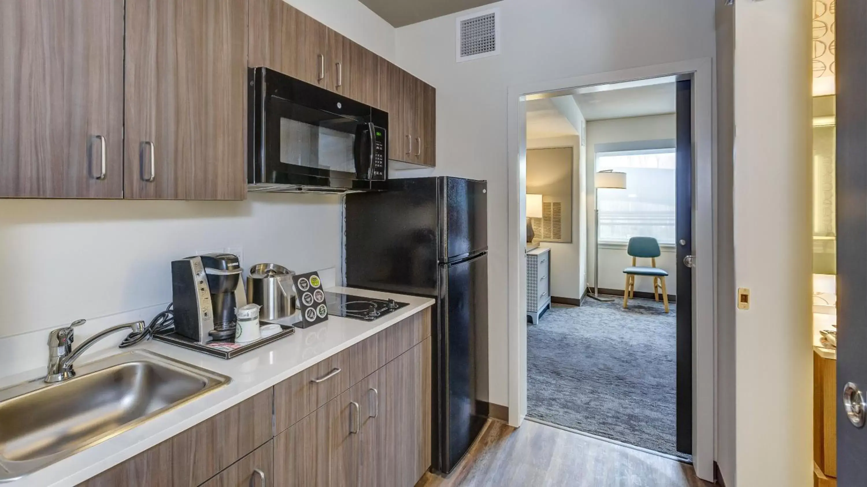 Photo of the whole room, Kitchen/Kitchenette in Holiday Inn Bellingham, an IHG Hotel