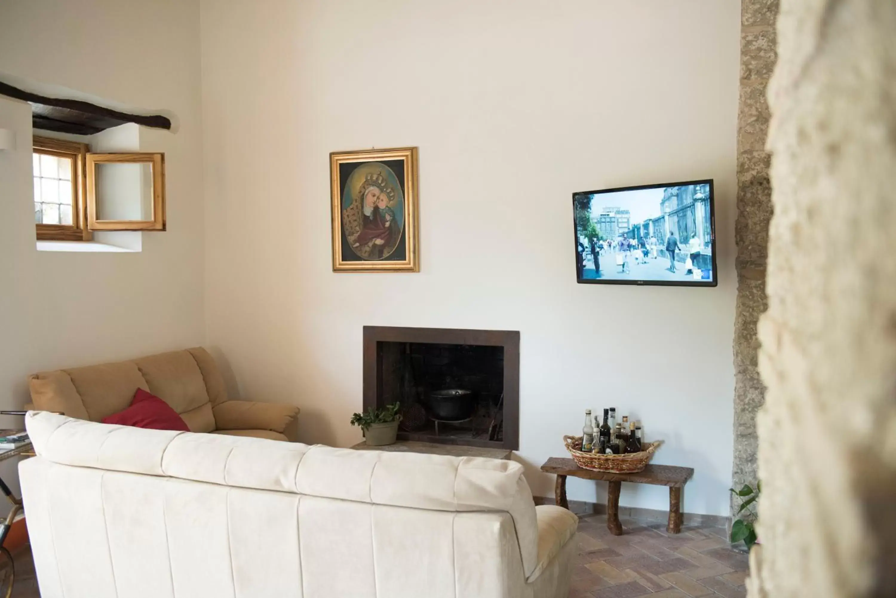 Communal lounge/ TV room, TV/Entertainment Center in B&B Rifugio tra gli Ulivi