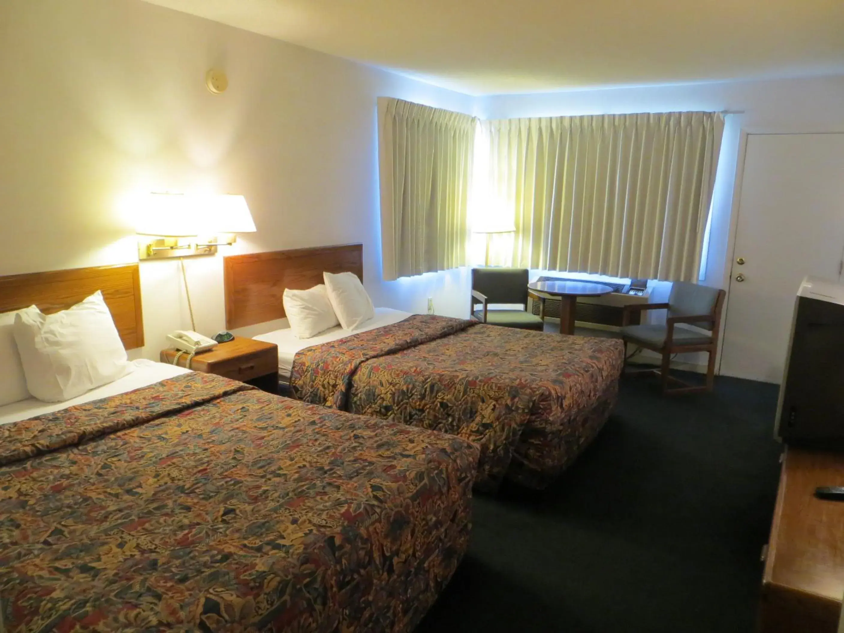 Bedroom, Bed in Waterfront Inn Mackinaw City