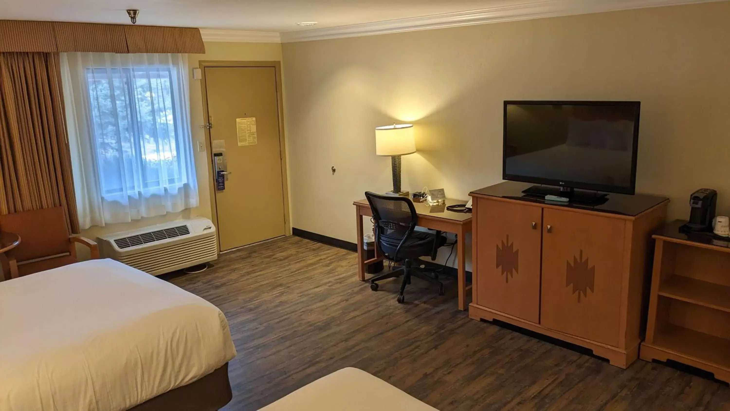 Bedroom, TV/Entertainment Center in Squire Resort at the Grand Canyon, BW Signature Collection