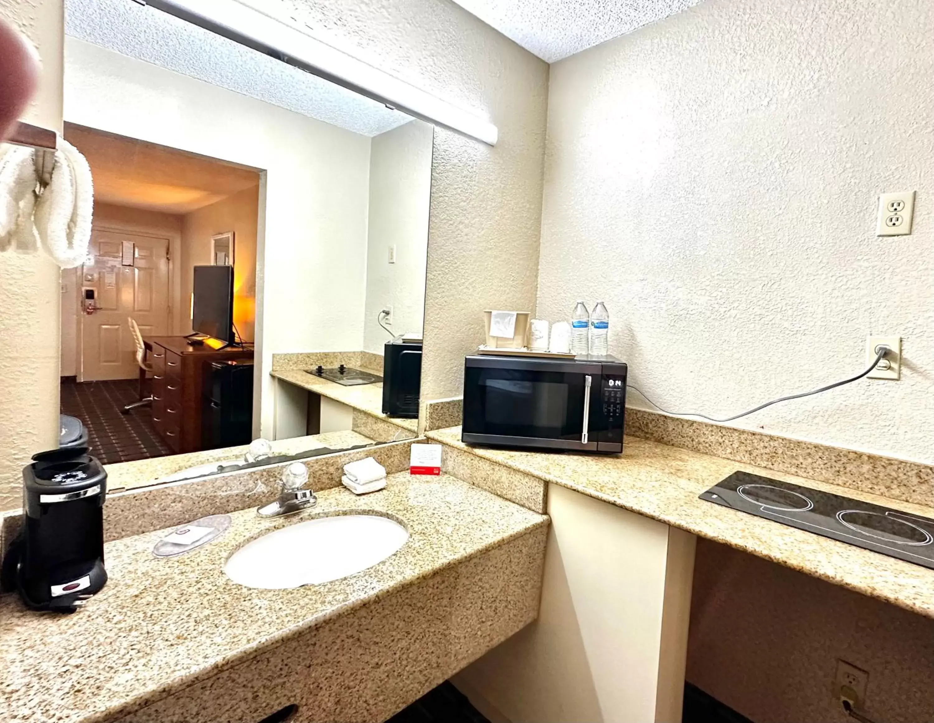 Kitchen or kitchenette, Kitchen/Kitchenette in Econo Lodge