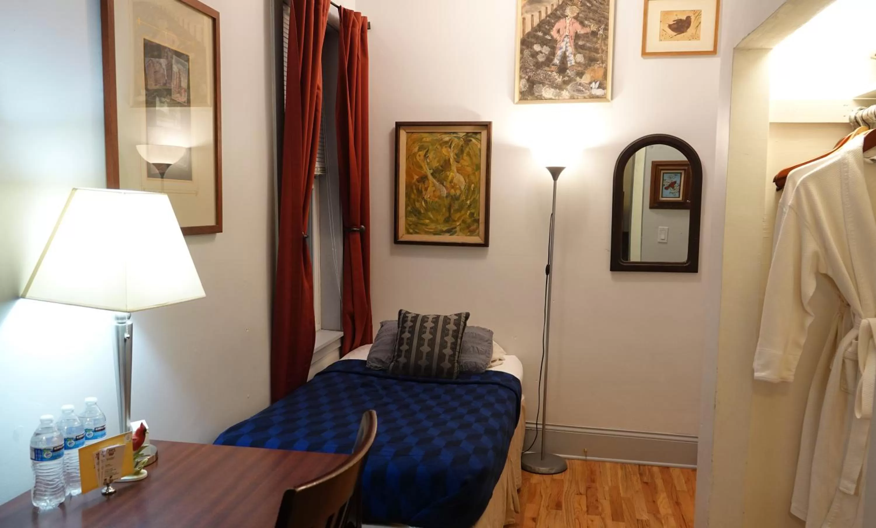 Bedroom, Bed in Ray's Bucktown Bed and Breakfast