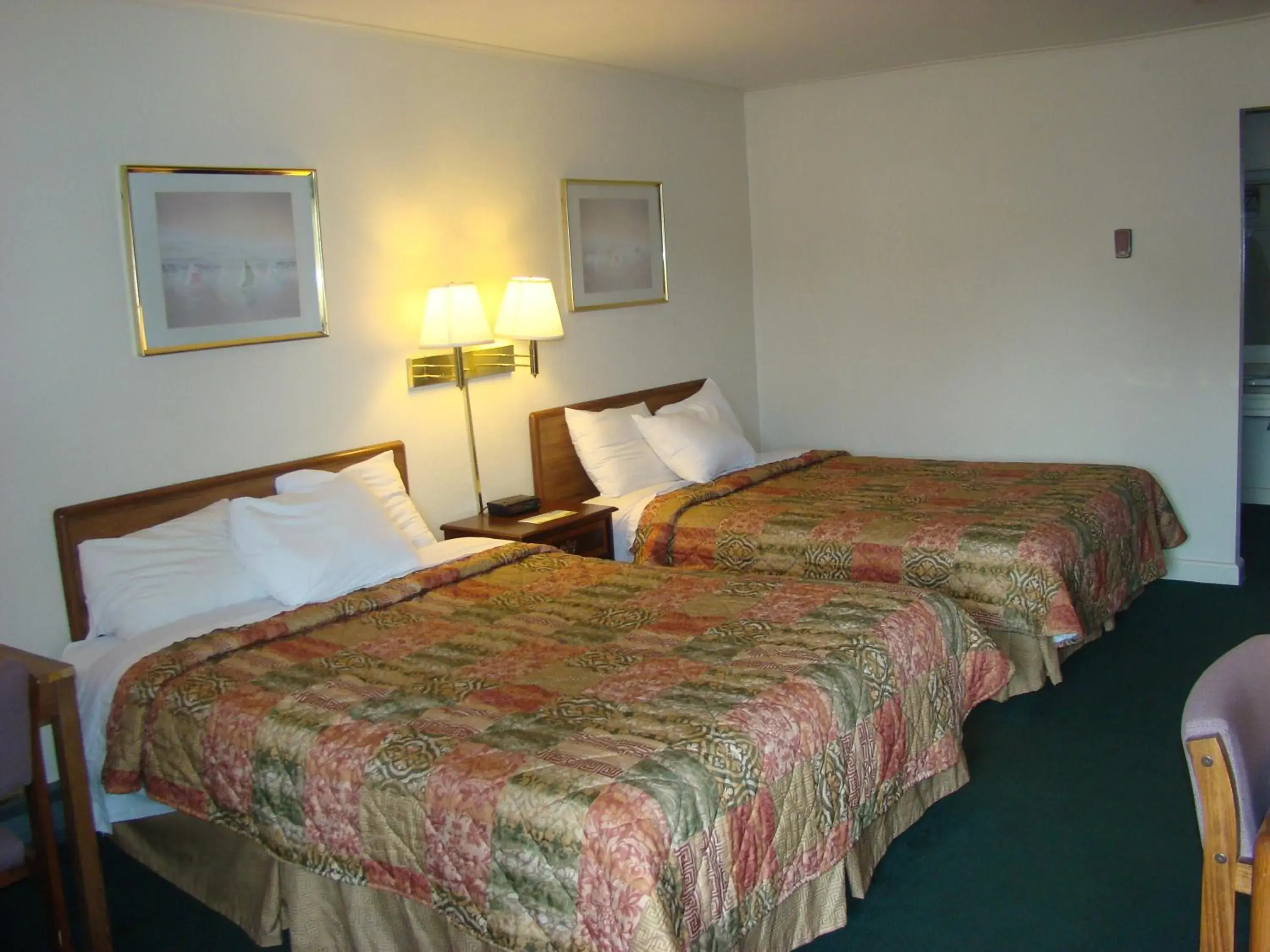 Photo of the whole room, Bed in Aderi Hotel Near Bucknell University