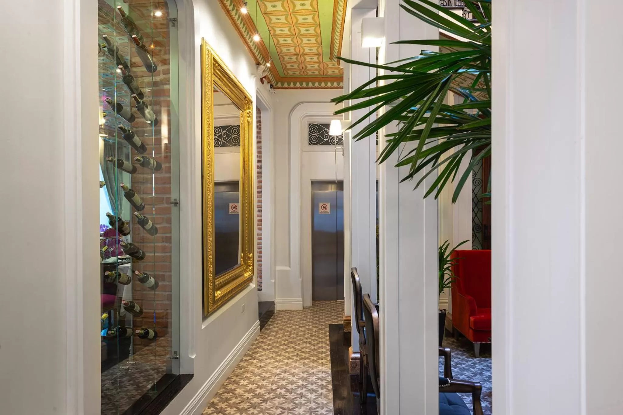 elevator in Itza Hotel Boutique Internacional