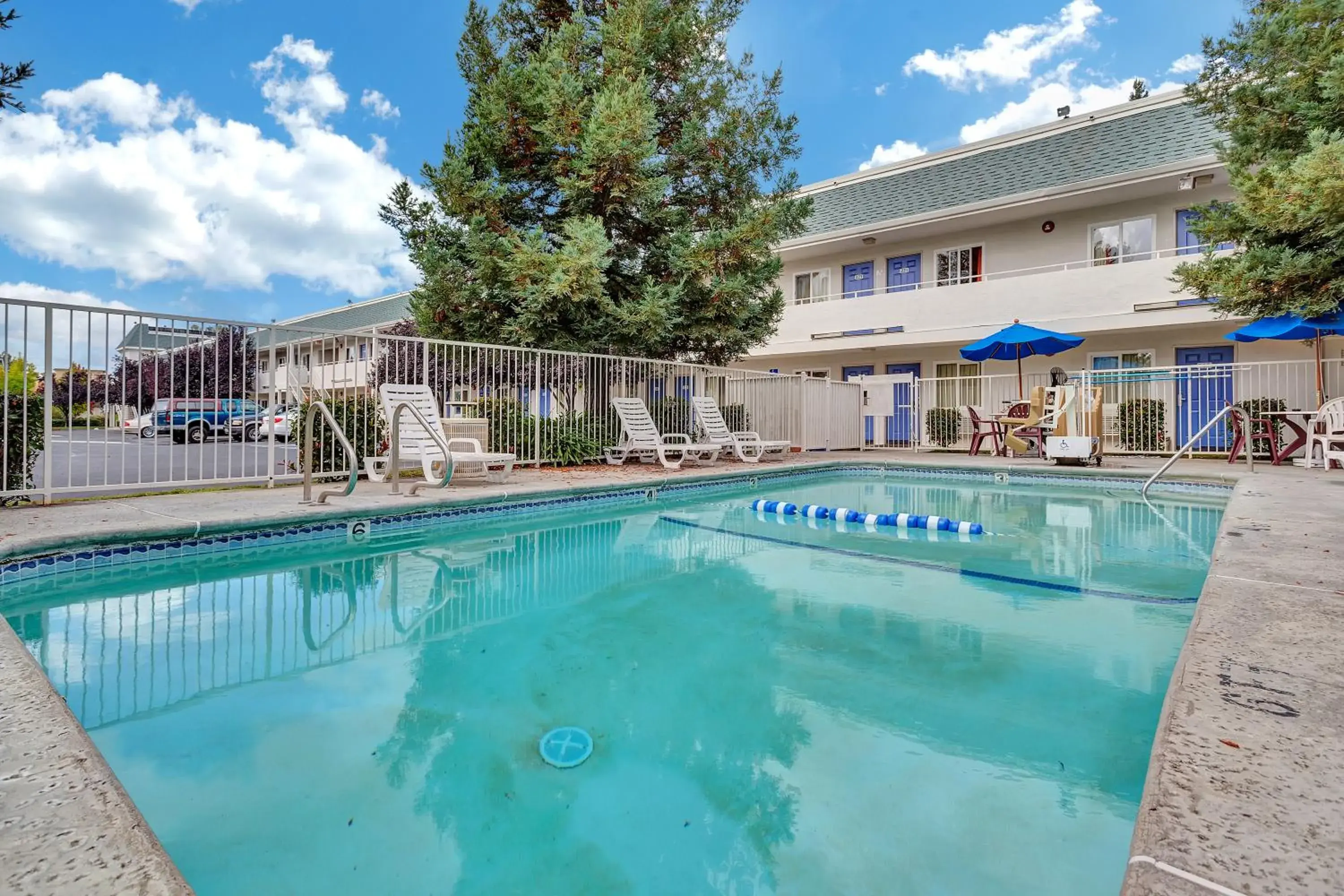 Swimming pool, Property Building in Motel 6-Rohnert Park, CA