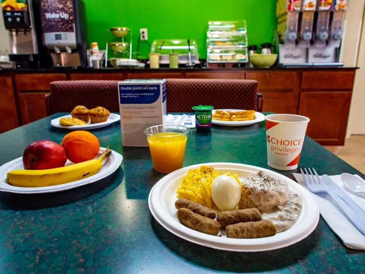 Food, Breakfast in Quality Inn Moore - Oklahoma City