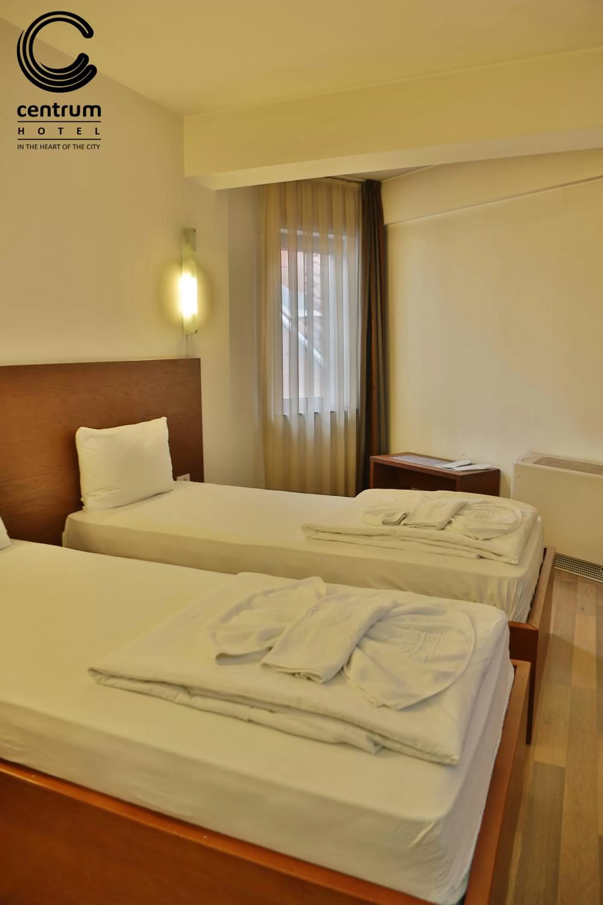 Shower, Bed in Hotel Centrum Prizren