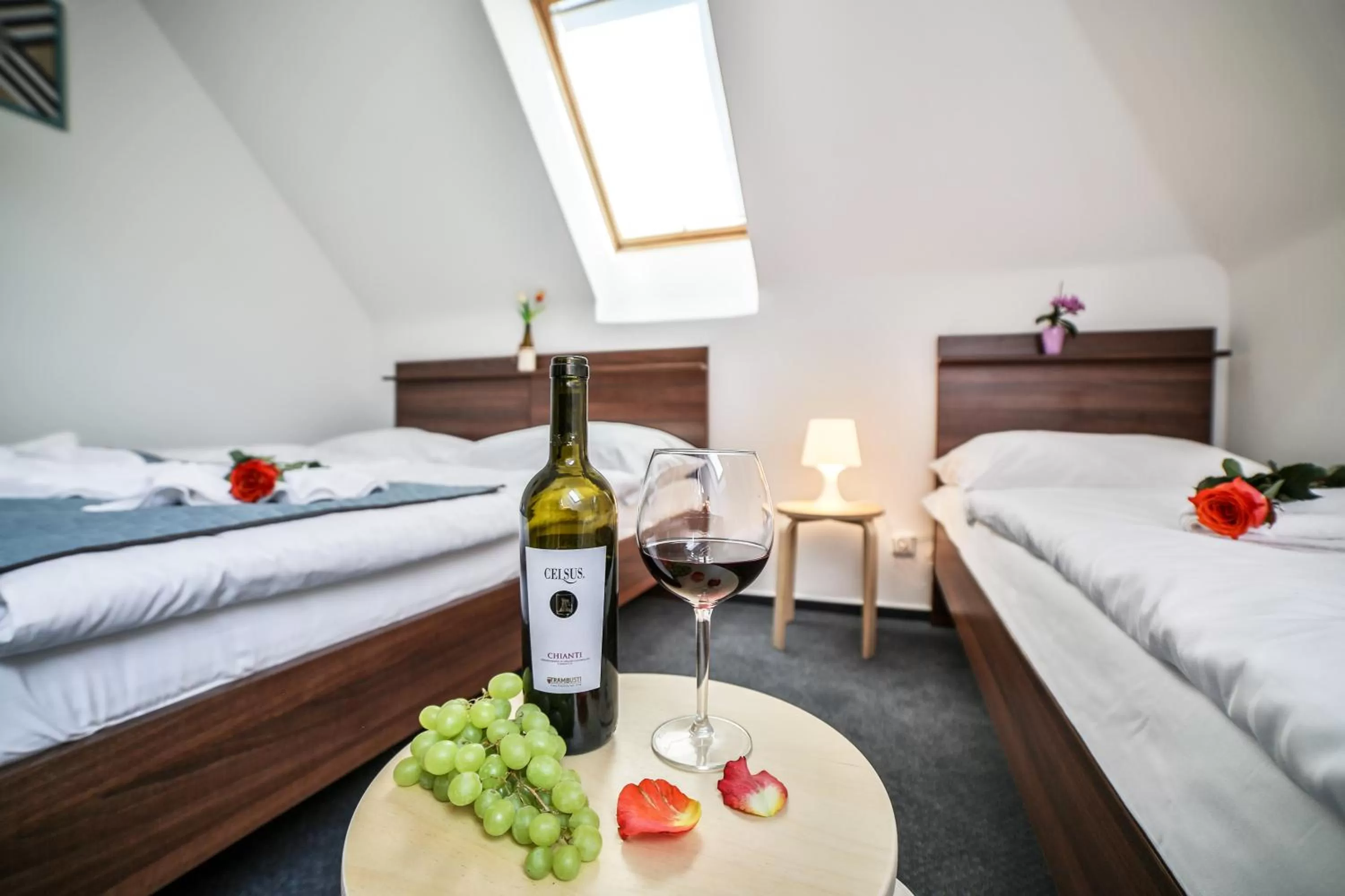 Communal lounge/ TV room, Bed in Hotel Vincent