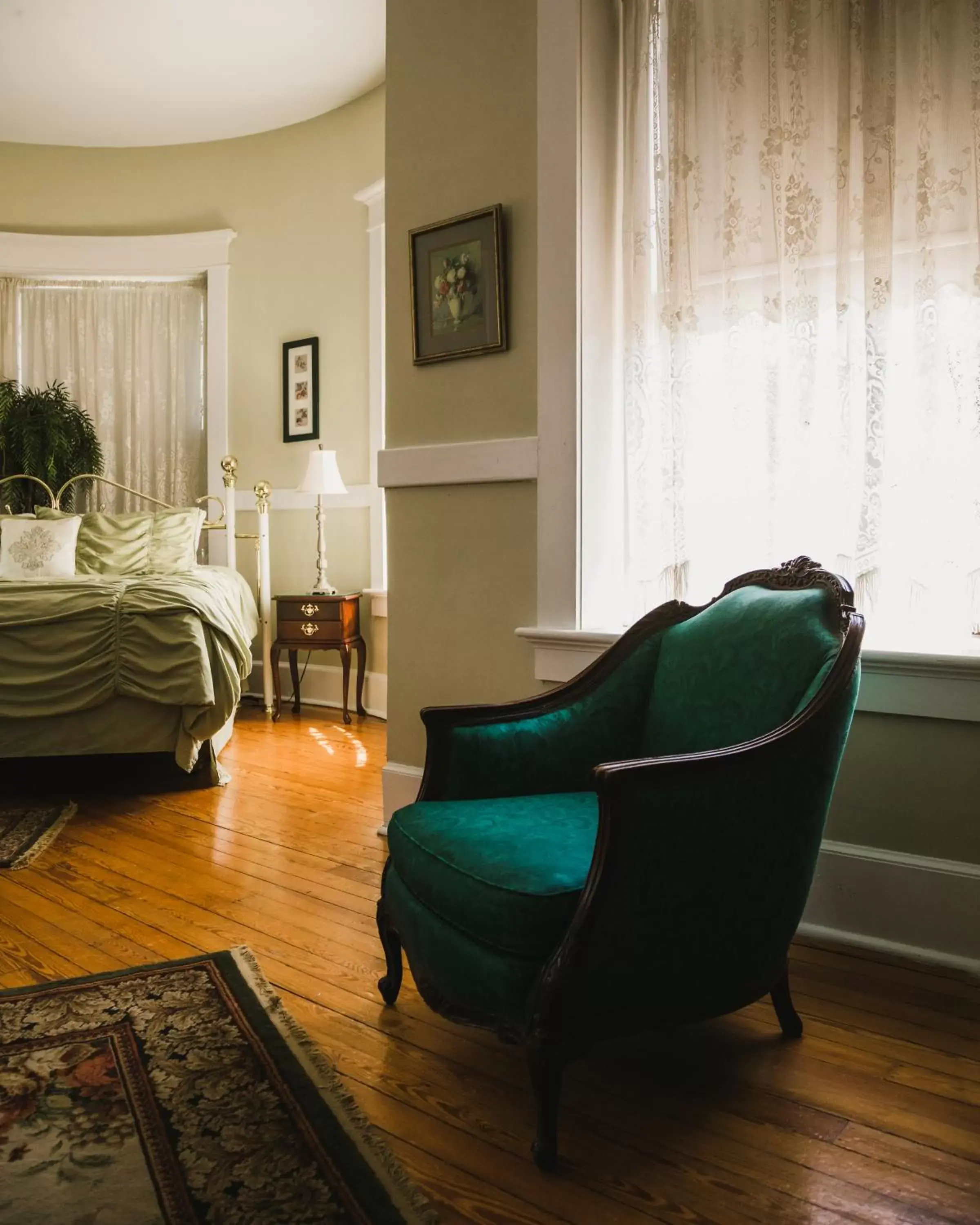 Bedroom, Seating Area in The Mansion at Elfindale