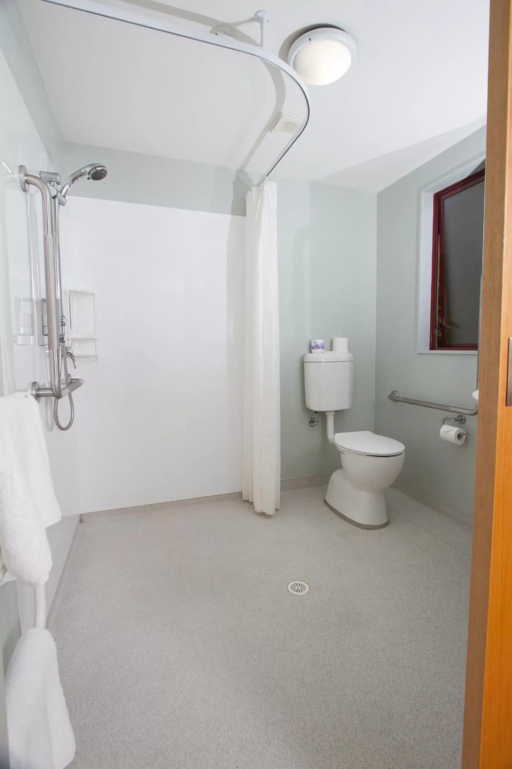 Bathroom in Alhambra Oaks Motor Lodge