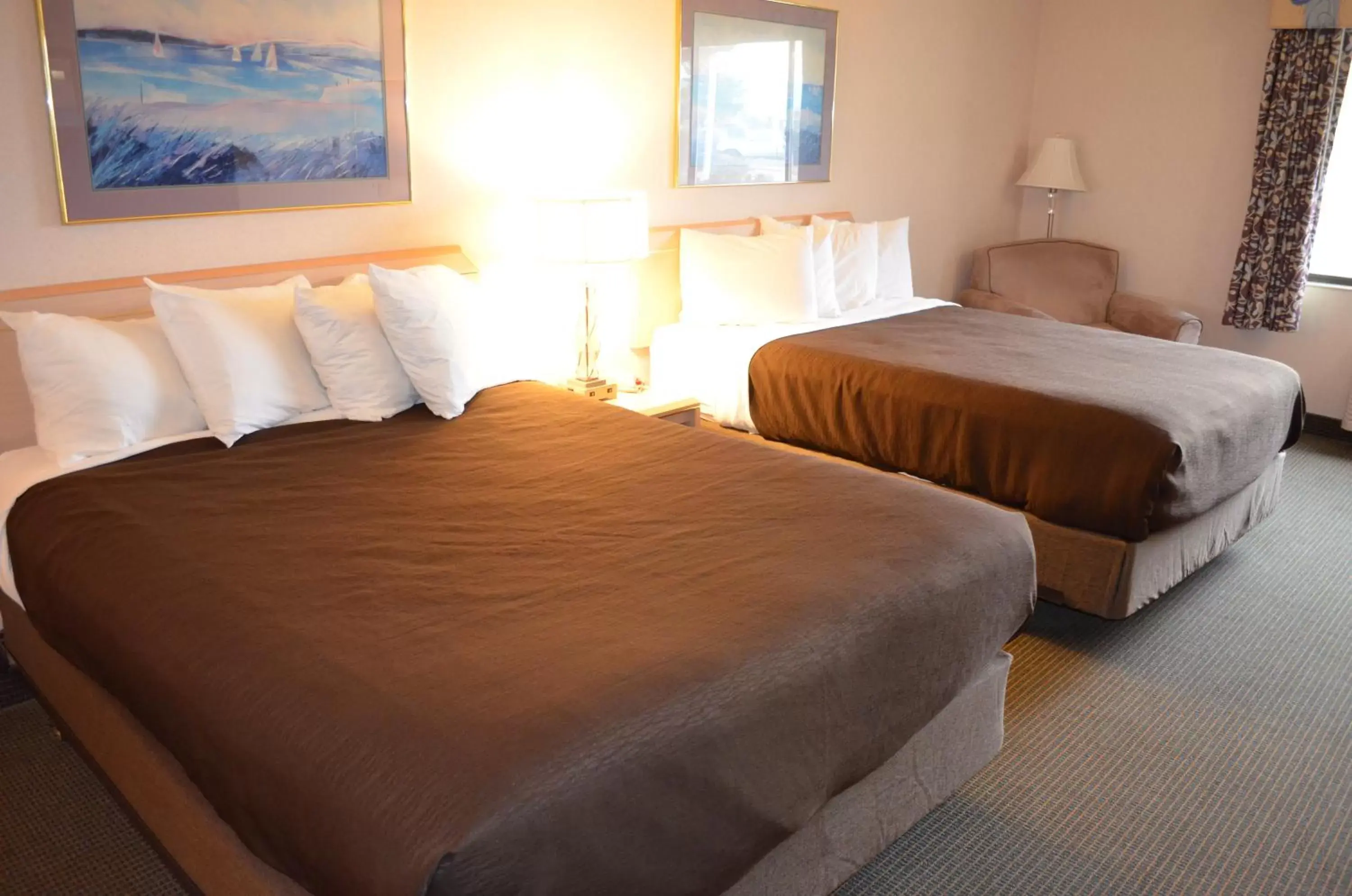 Bed in Shilo Inns Suites The Dalles