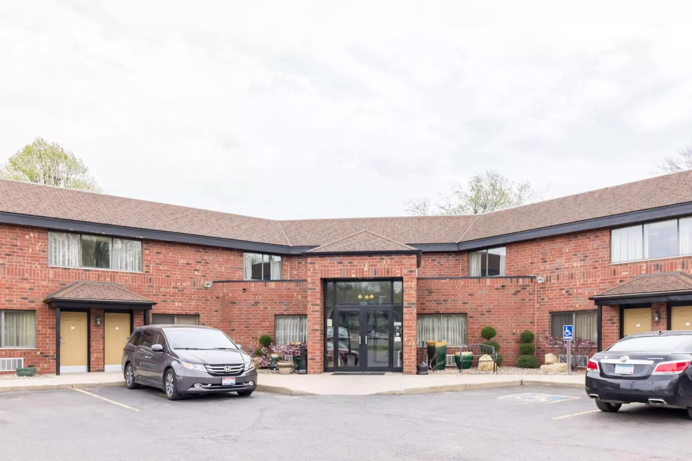 Property Building in Quality Inn & Suites Mayo Clinic Area