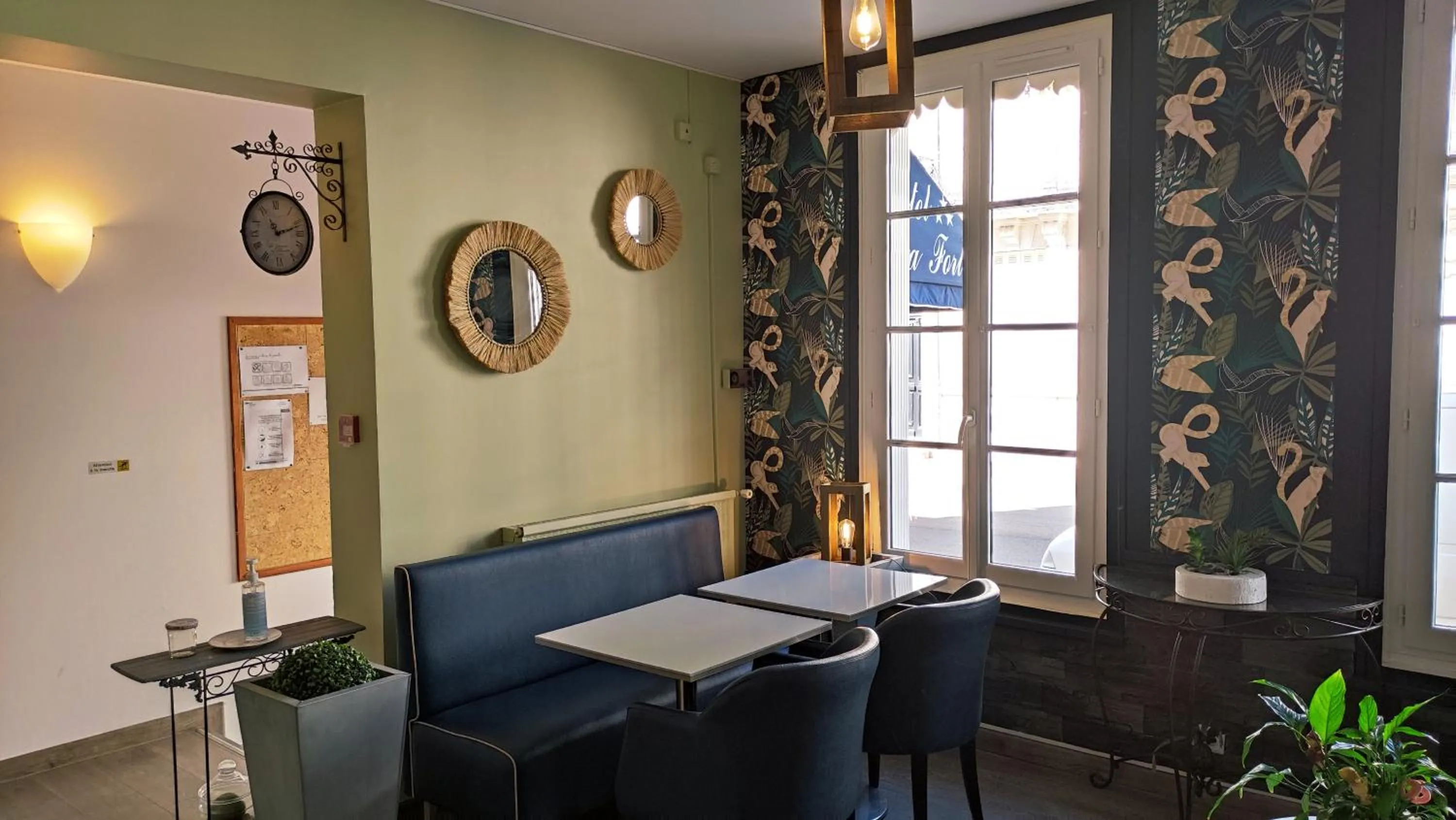 Lounge or bar in The Originals Boutique, Hôtel Roca-Fortis, Rochefort