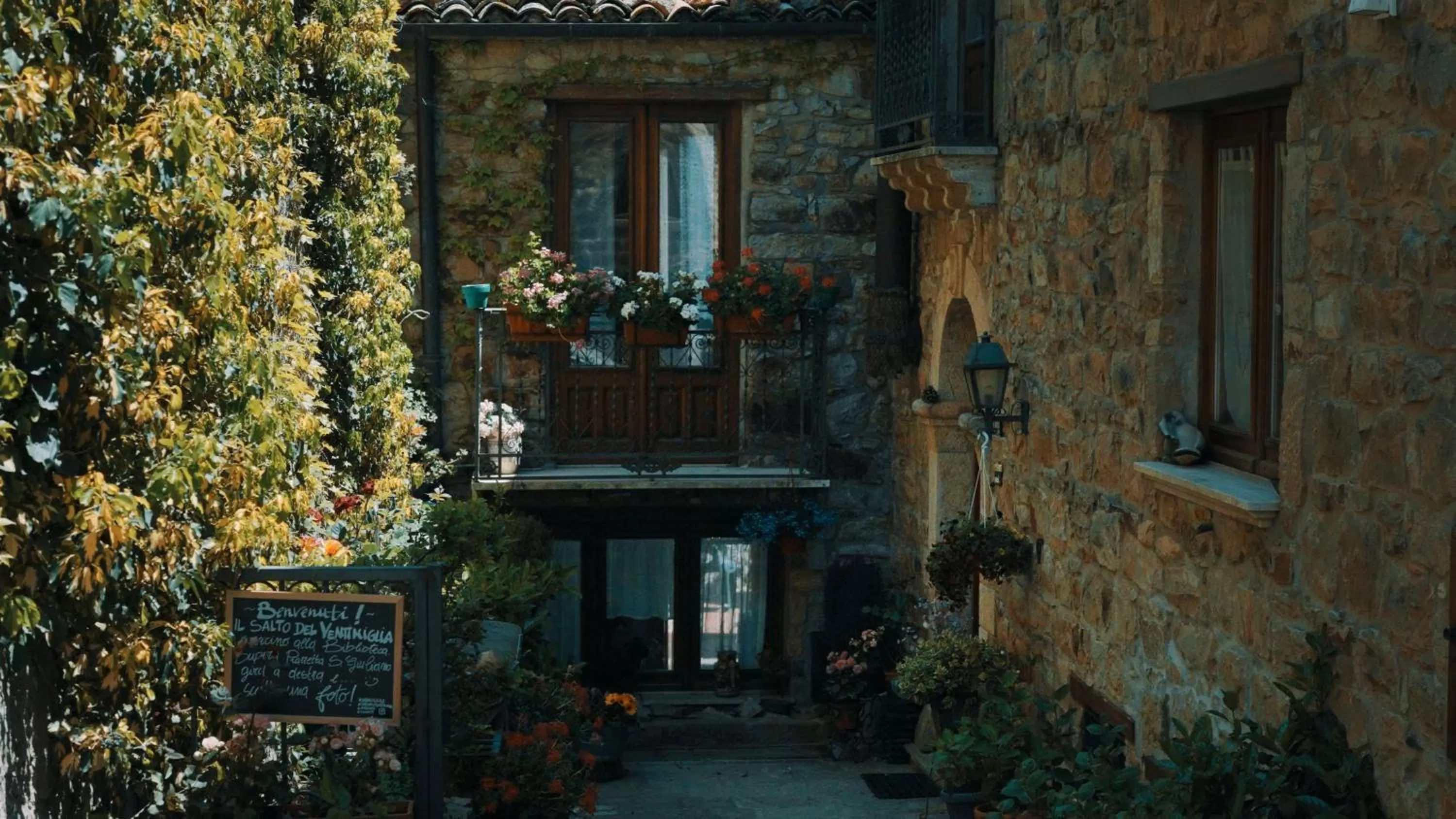 Nearby landmark in Donna Vì Hotel