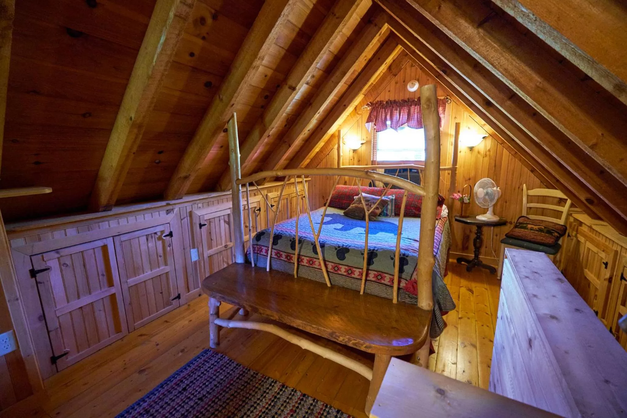 Bed in Creekwalk Inn Bed and Breakfast with Cabins