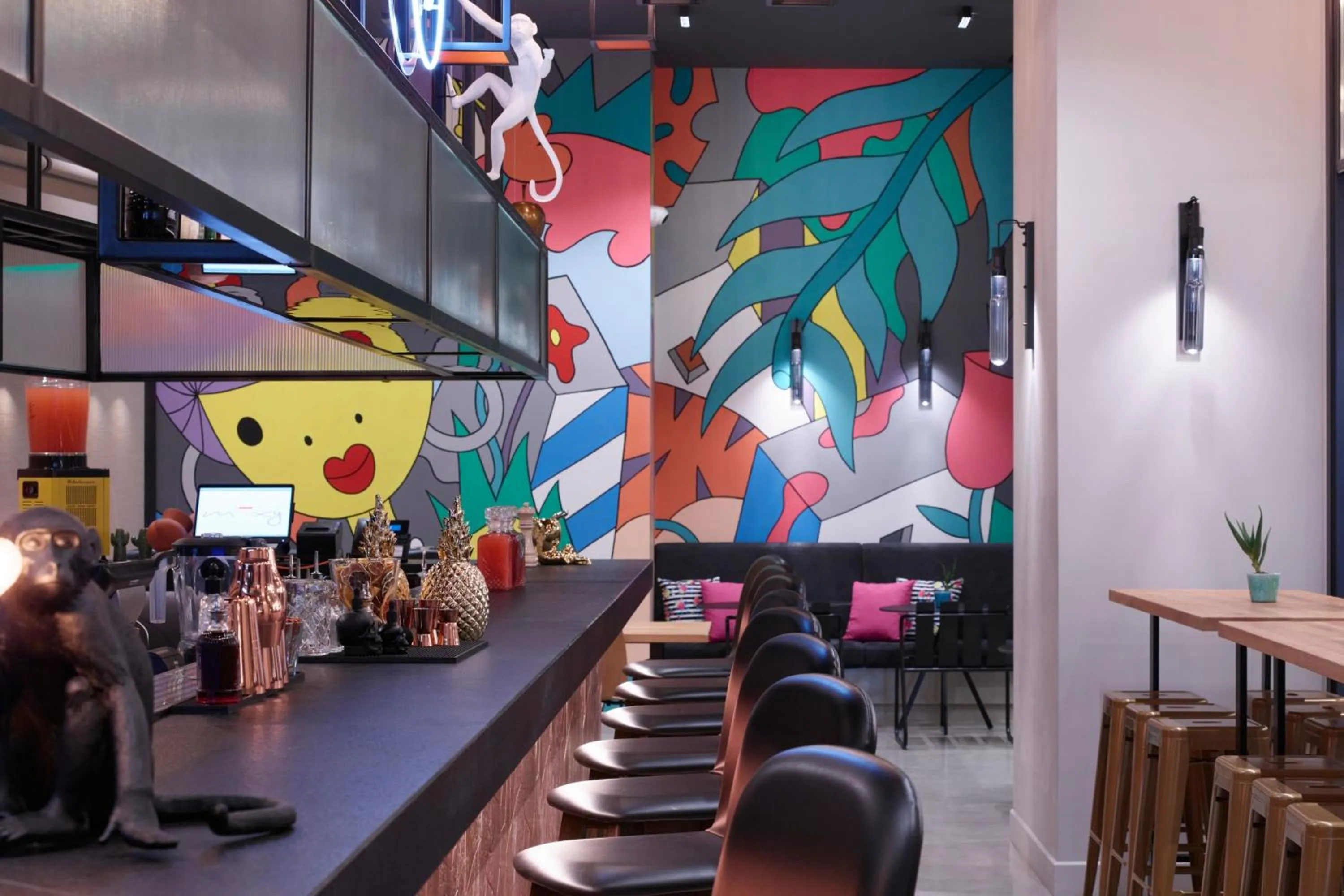 Lounge or bar in Moxy Athens City