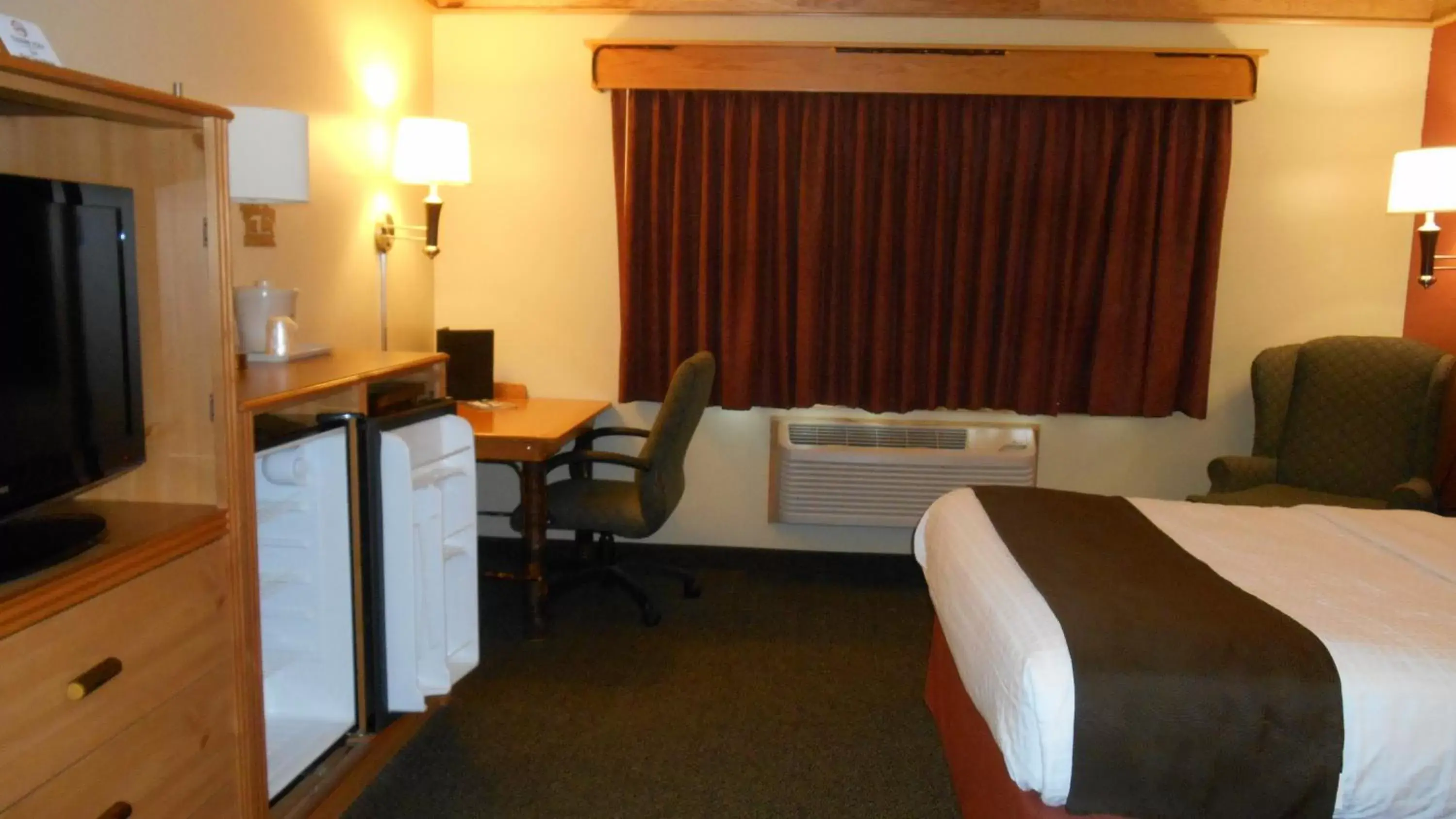 Photo of the whole room, Bed in AmericInn by Wyndham Oswego