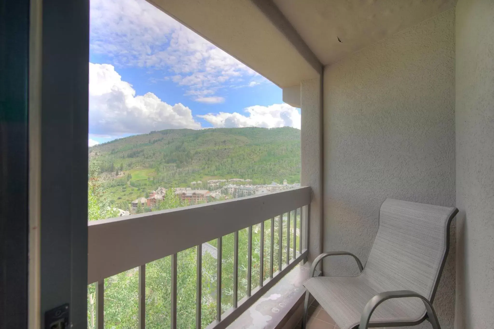 Balcony/Terrace, Mountain View in The Pines Lodge, a RockResort