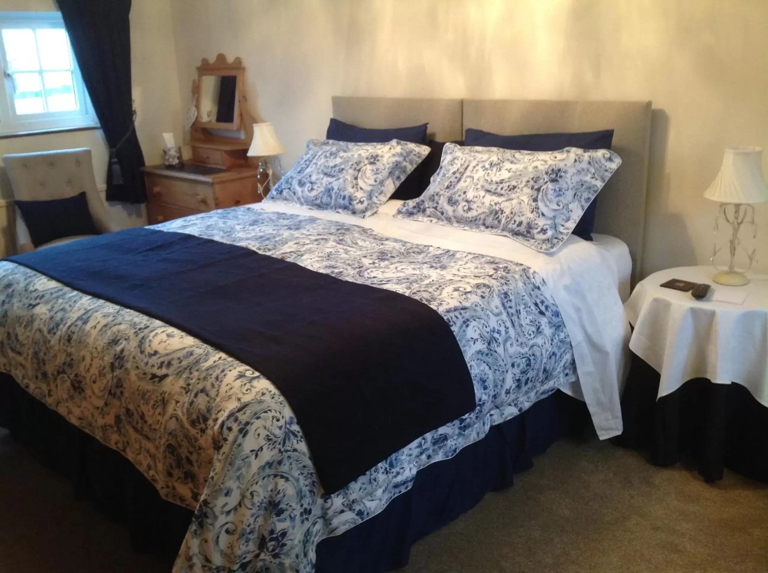 Bedroom, Bed in Primrose Cottage
