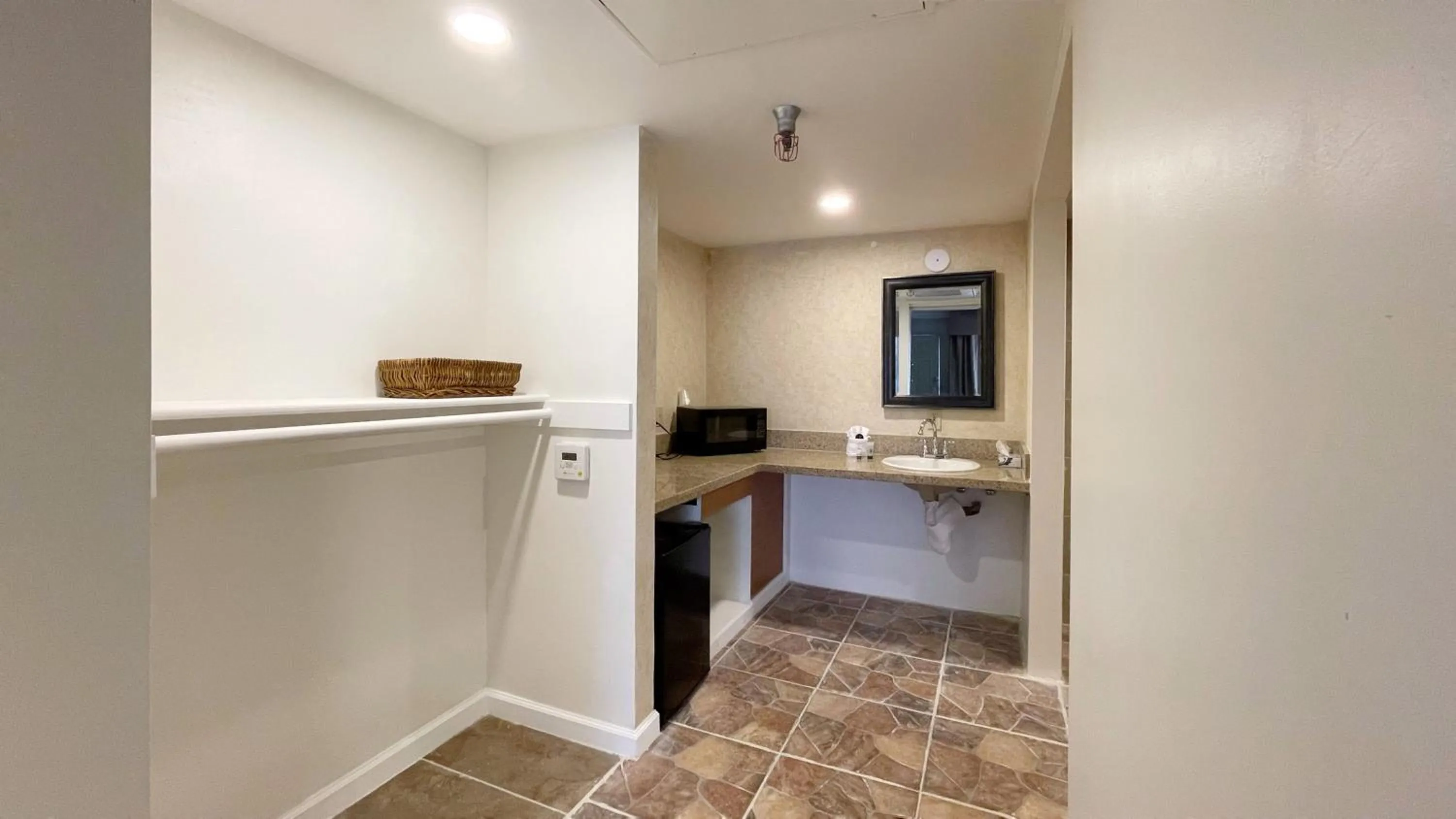 Kitchen or kitchenette in Hotel d'Lins Ontario Airport