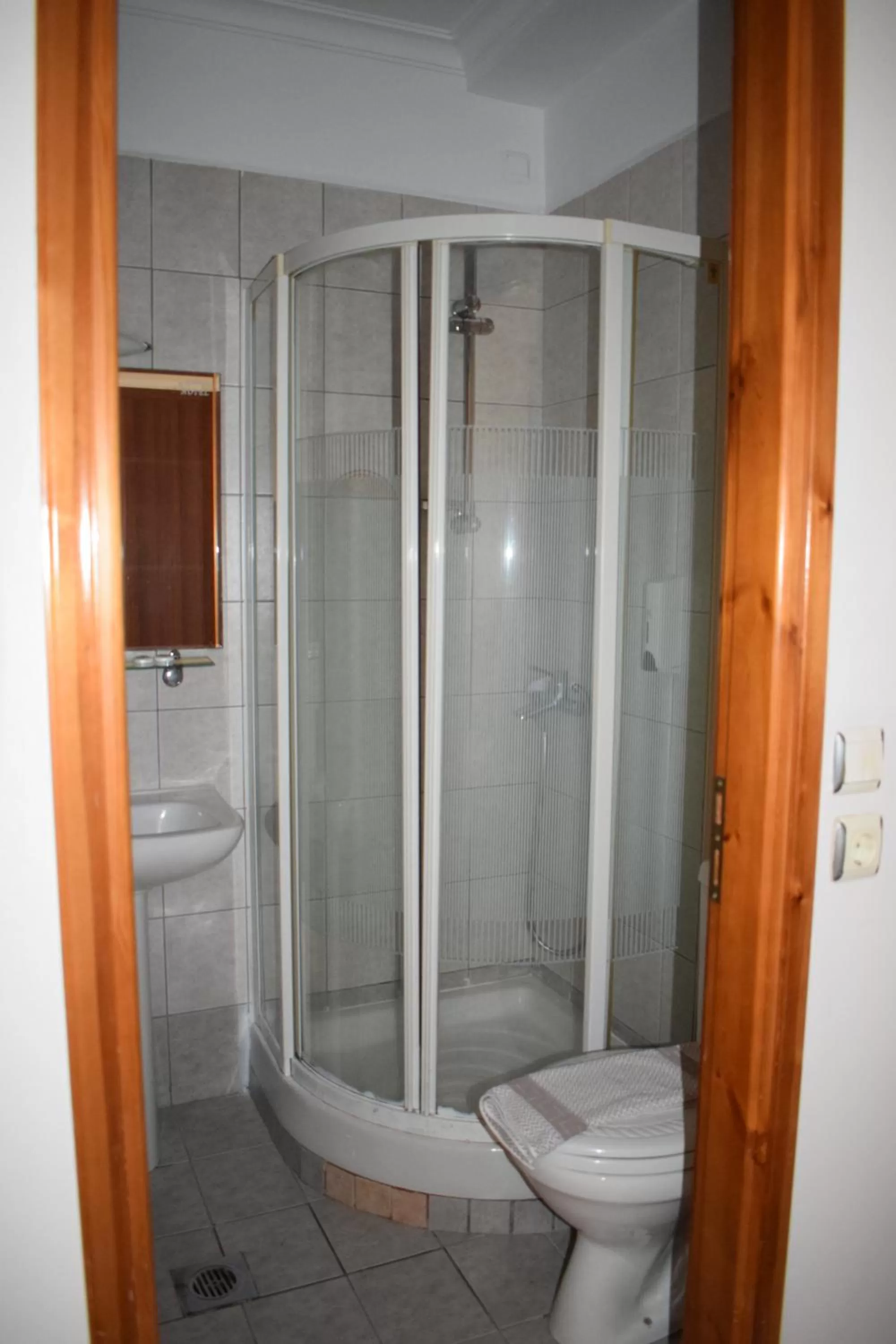 Bathroom in Piraeus Acropole Hotel