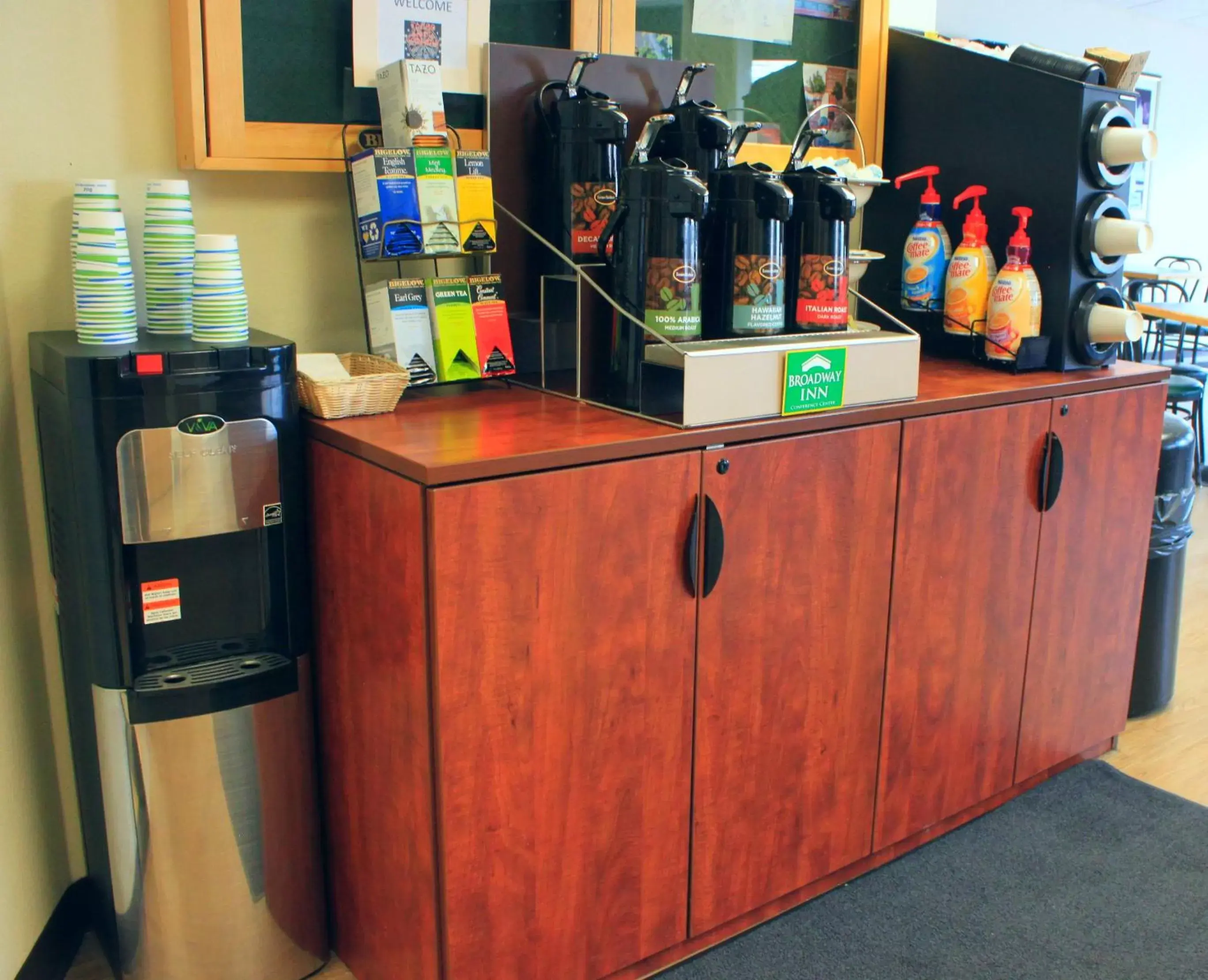Coffee/tea facilities in Broadway Inn Conference Center