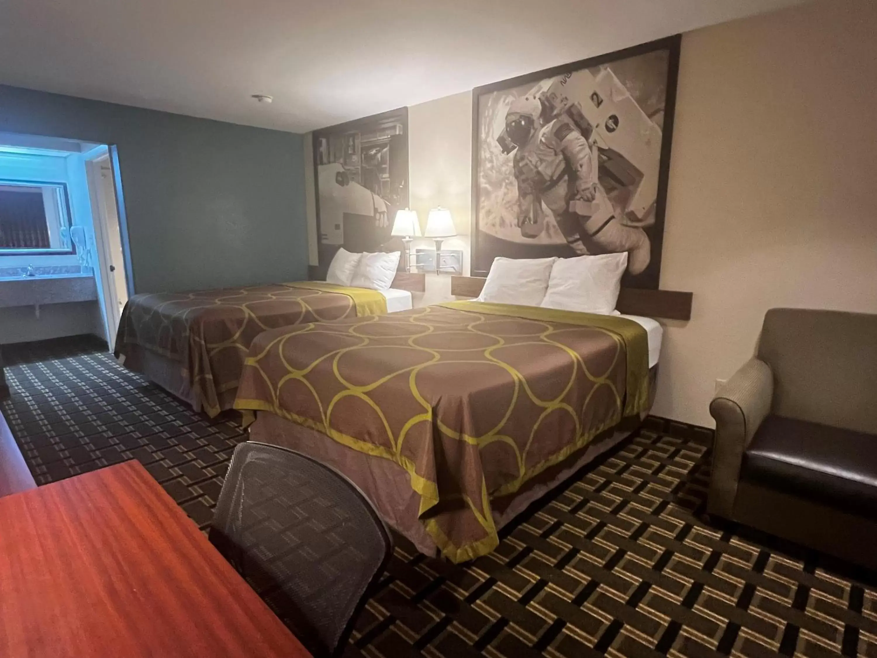 Photo of the whole room, Bed in Super 8 by Wyndham Baytown I-10