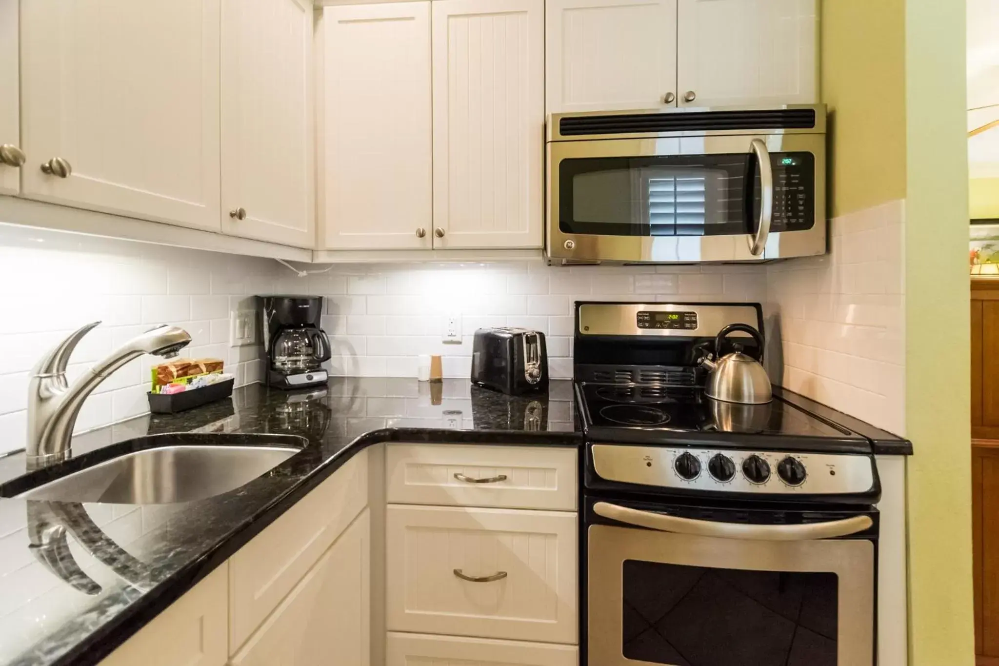 Kitchen or kitchenette, Kitchen/Kitchenette in Tropical Beach Resorts - Sarasota