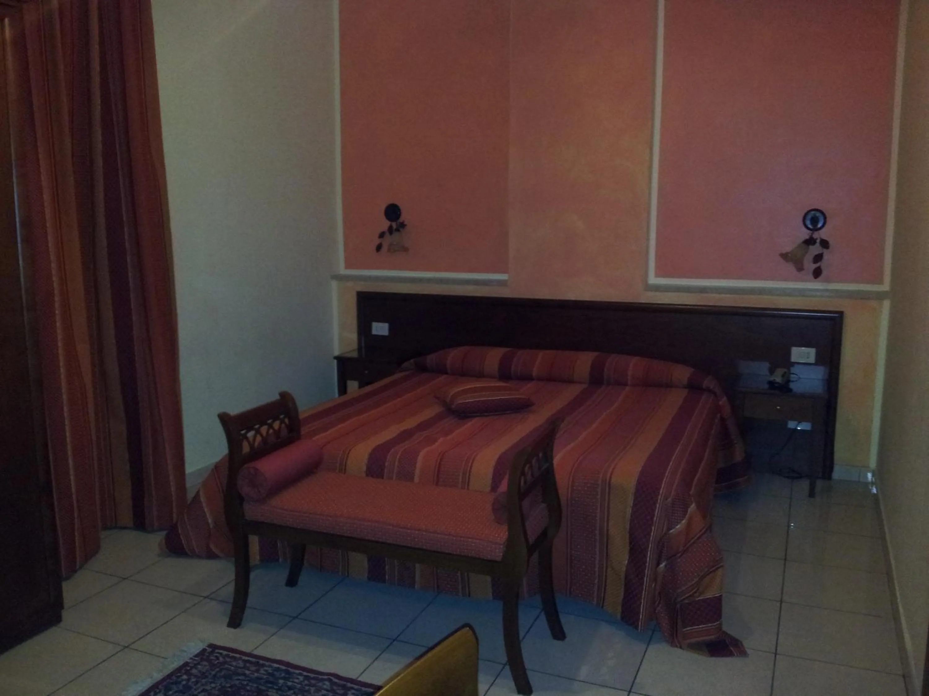 Bedroom in George Hotel