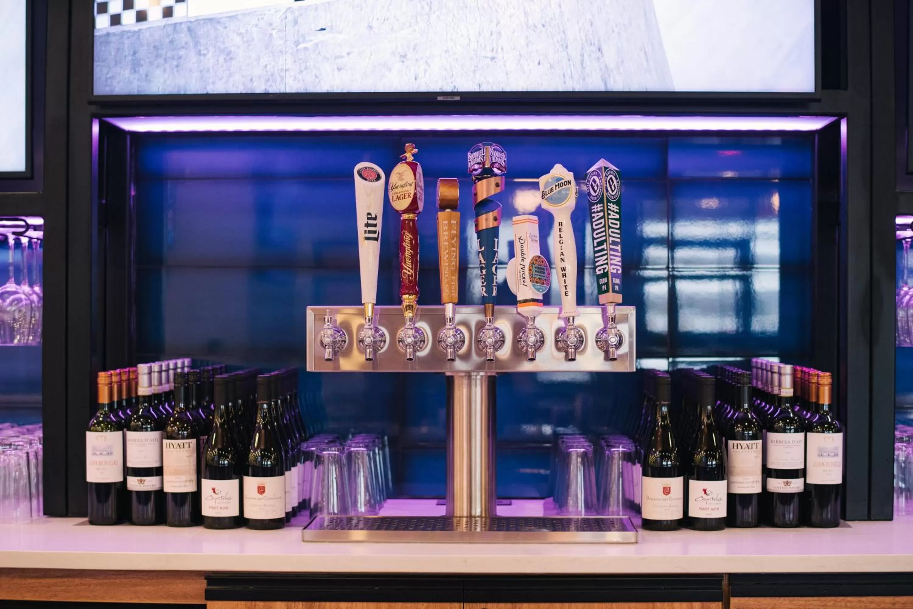 Lounge or bar in Holiday Inn Philadelphia-Cherry Hill by IHG