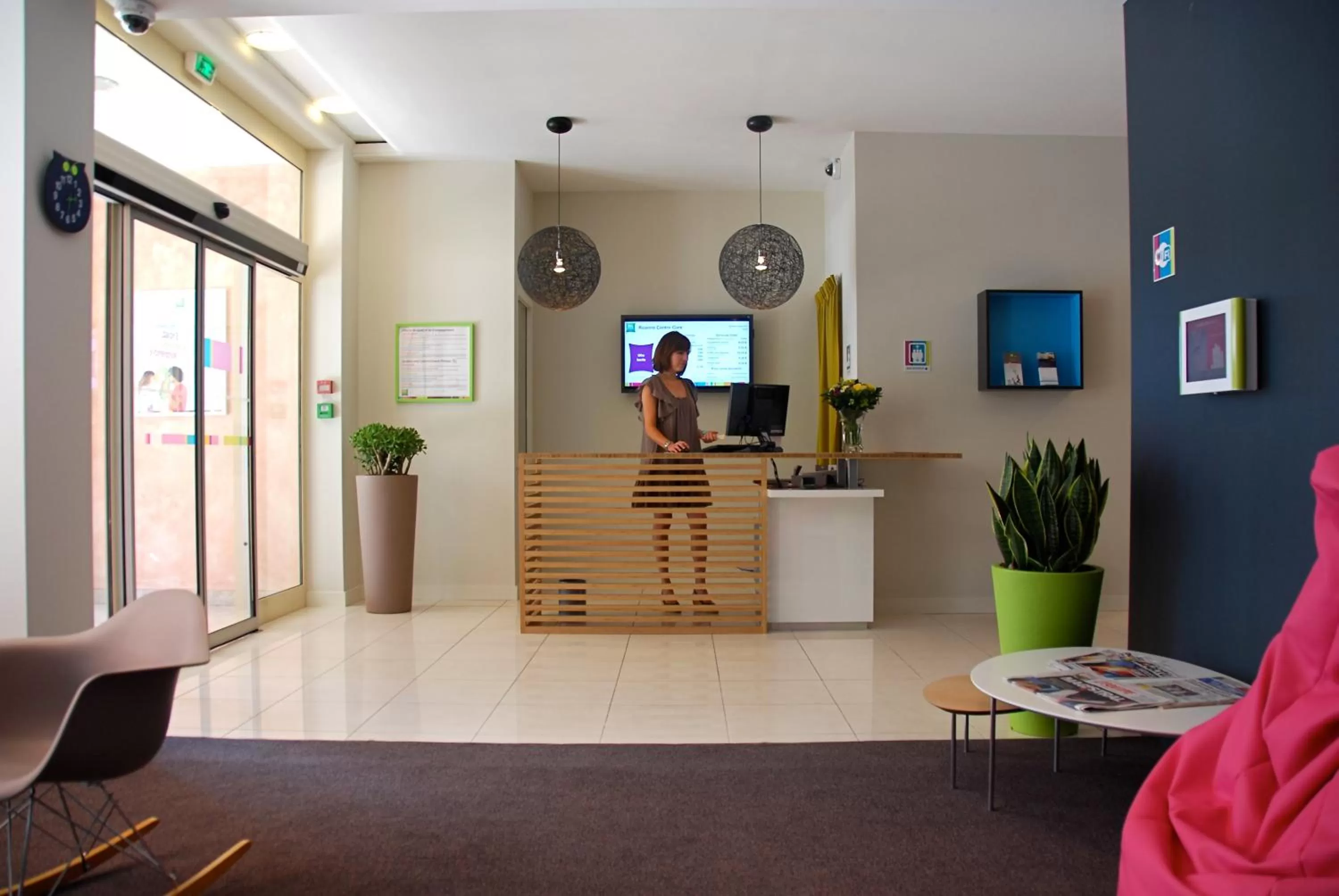 Lobby or reception in ibis Styles Roanne Centre Gare