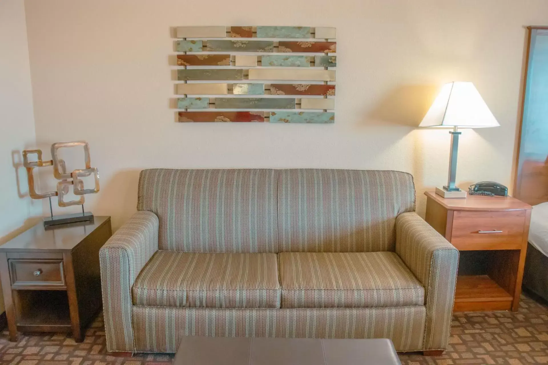 Living room, Seating Area in Expressway Suites of Grand Forks