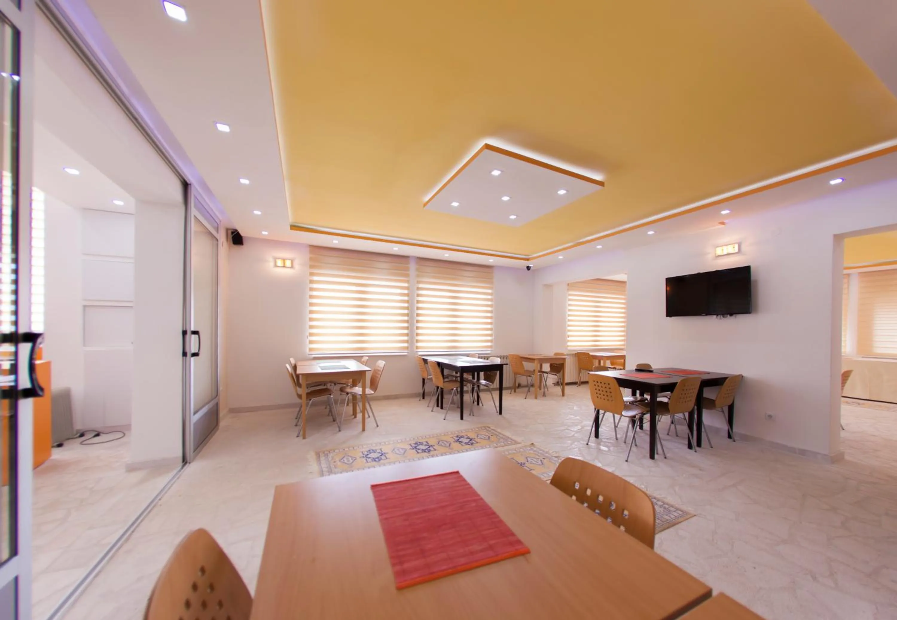 Restaurant/places to eat in Hotel Hayat Hills