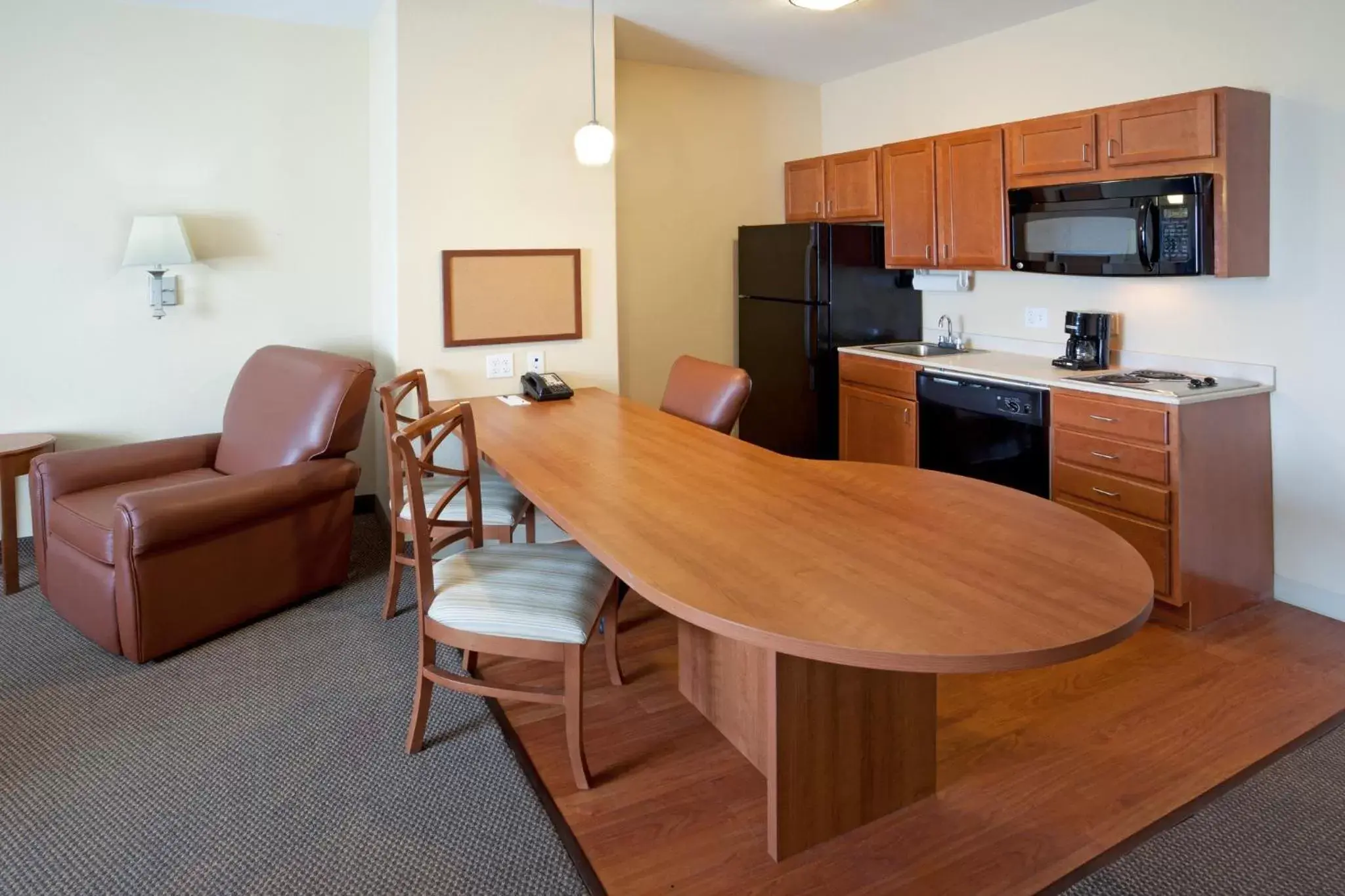 Bedroom, Kitchen/Kitchenette in Candlewood Suites Corpus Christi-SPID, an IHG Hotel
